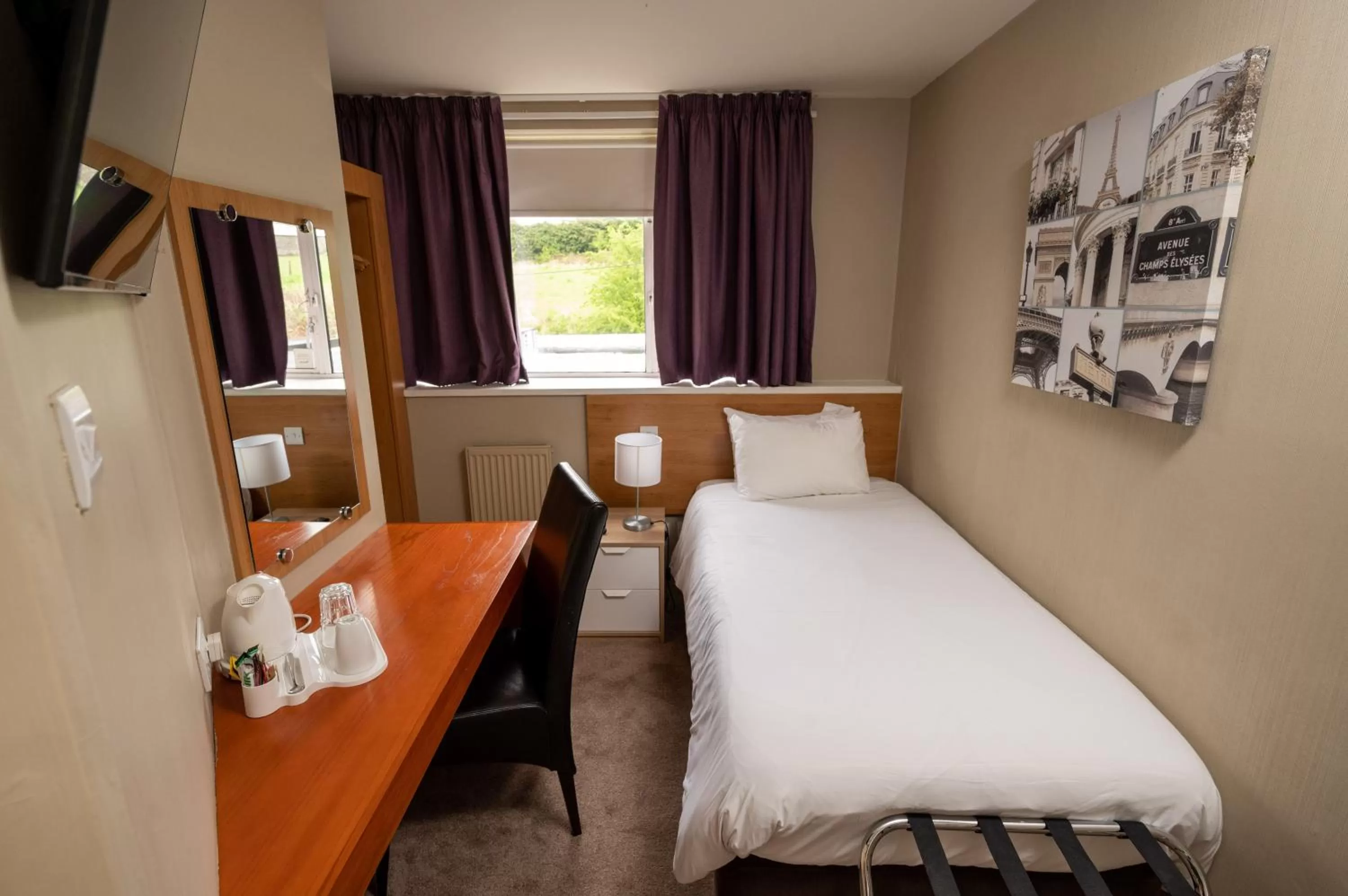 Photo of the whole room, Bed in The Titan By Greene King Inns