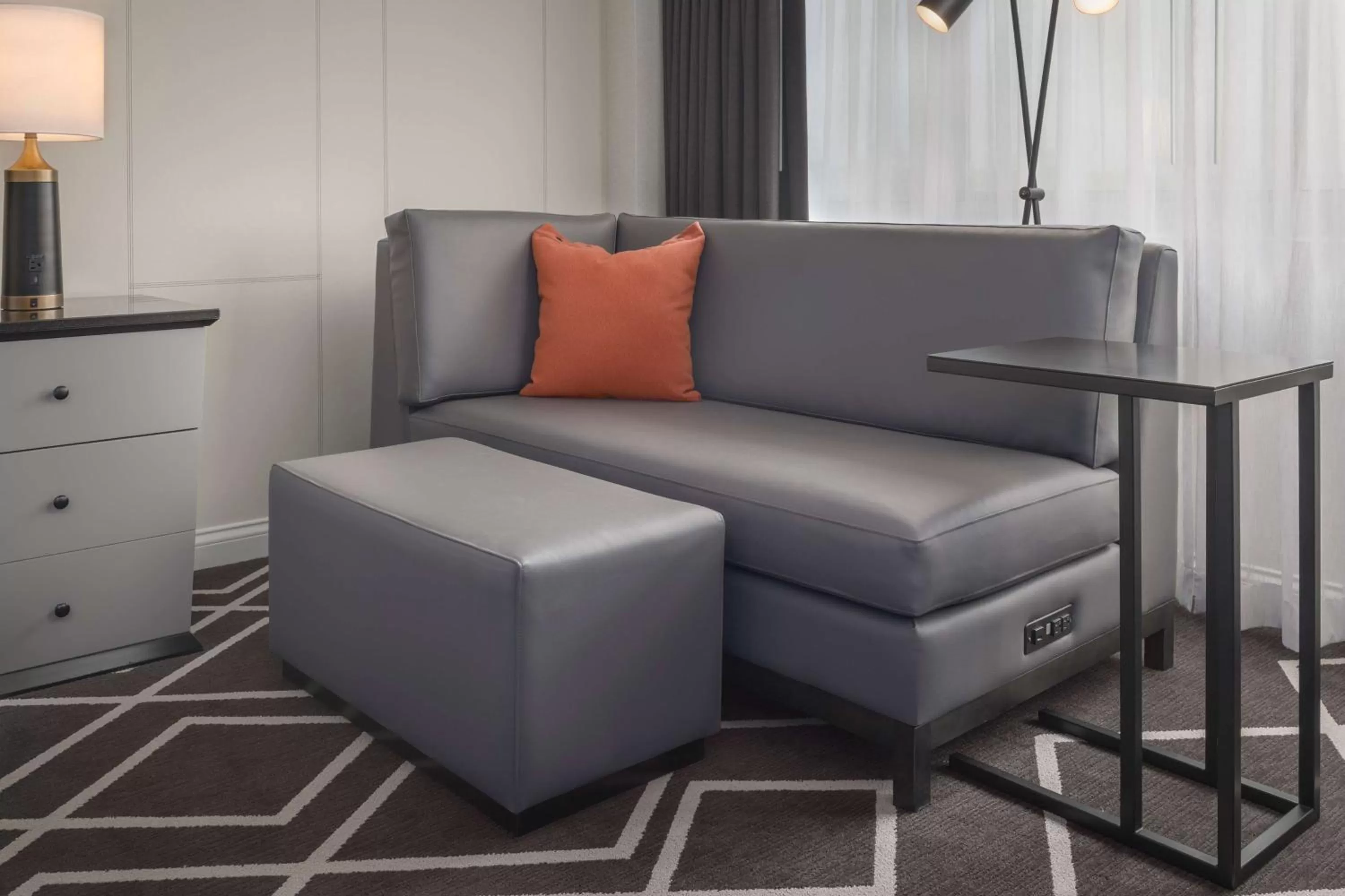 Living room in Hilton Boston Woburn