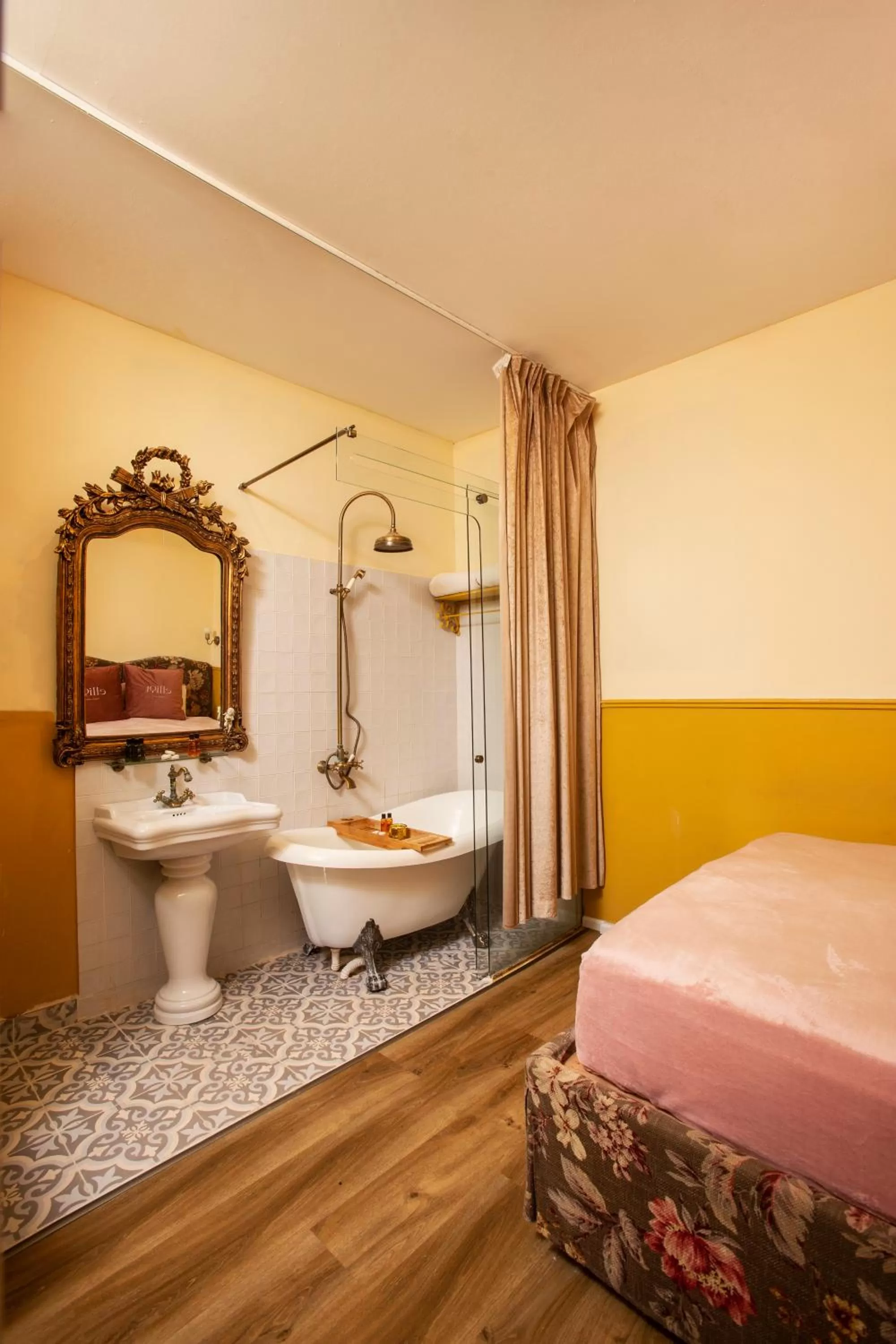 Shower in The Elliot - Adults only