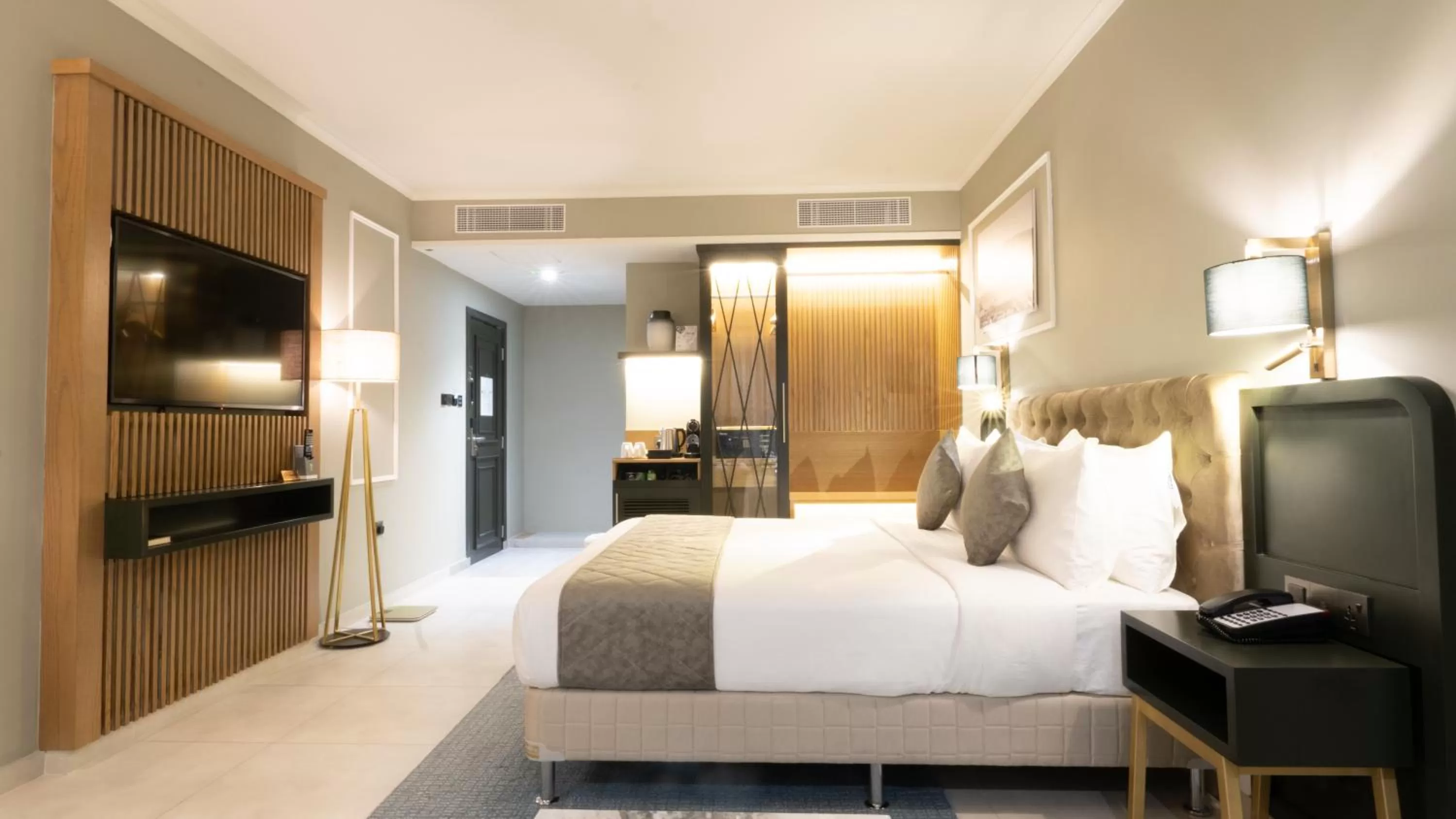 Communal lounge/ TV room, Bed in President Hotel