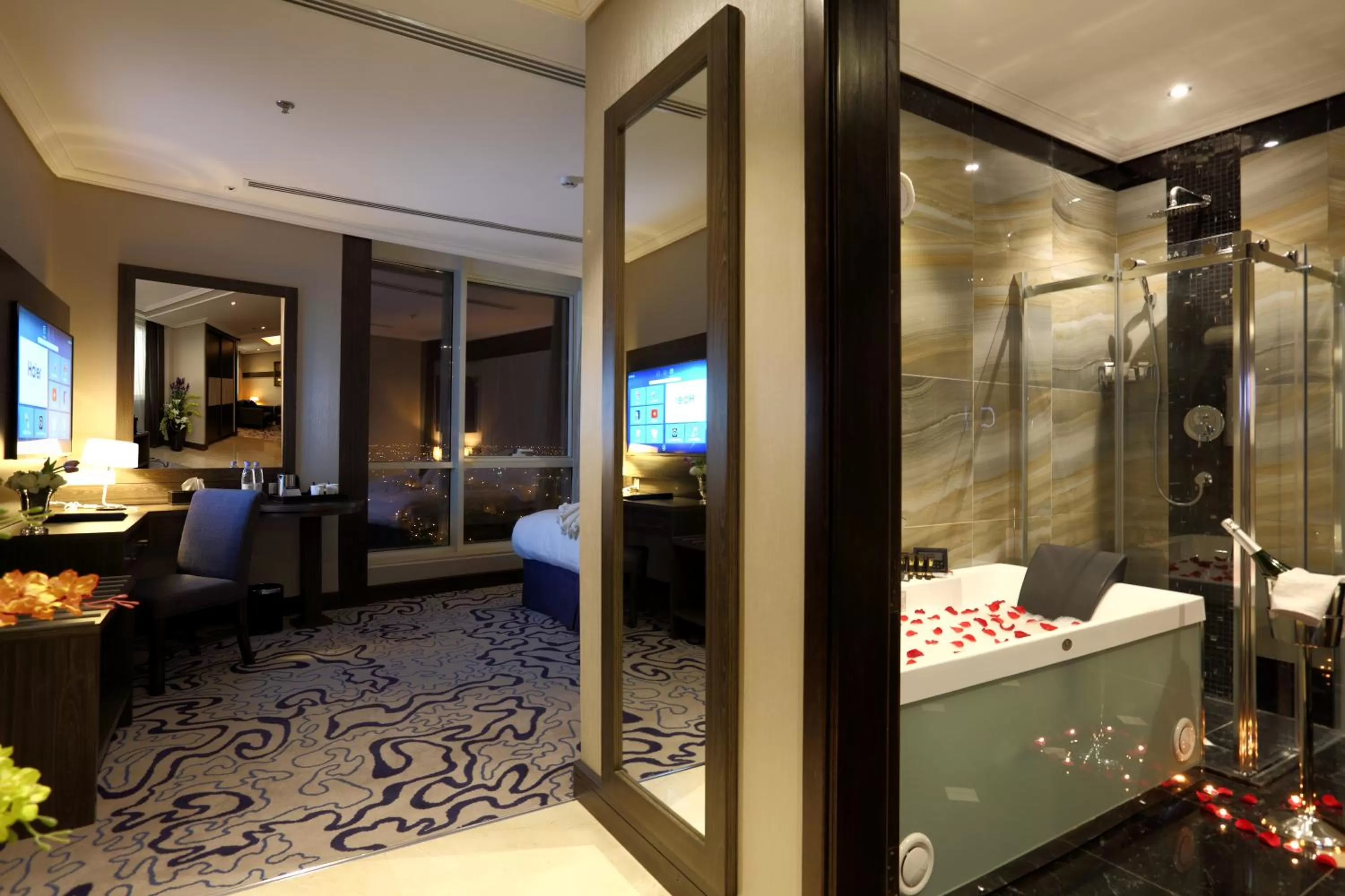 Bathroom, Bed in Swiss Flora Royal Hotel Riyadh