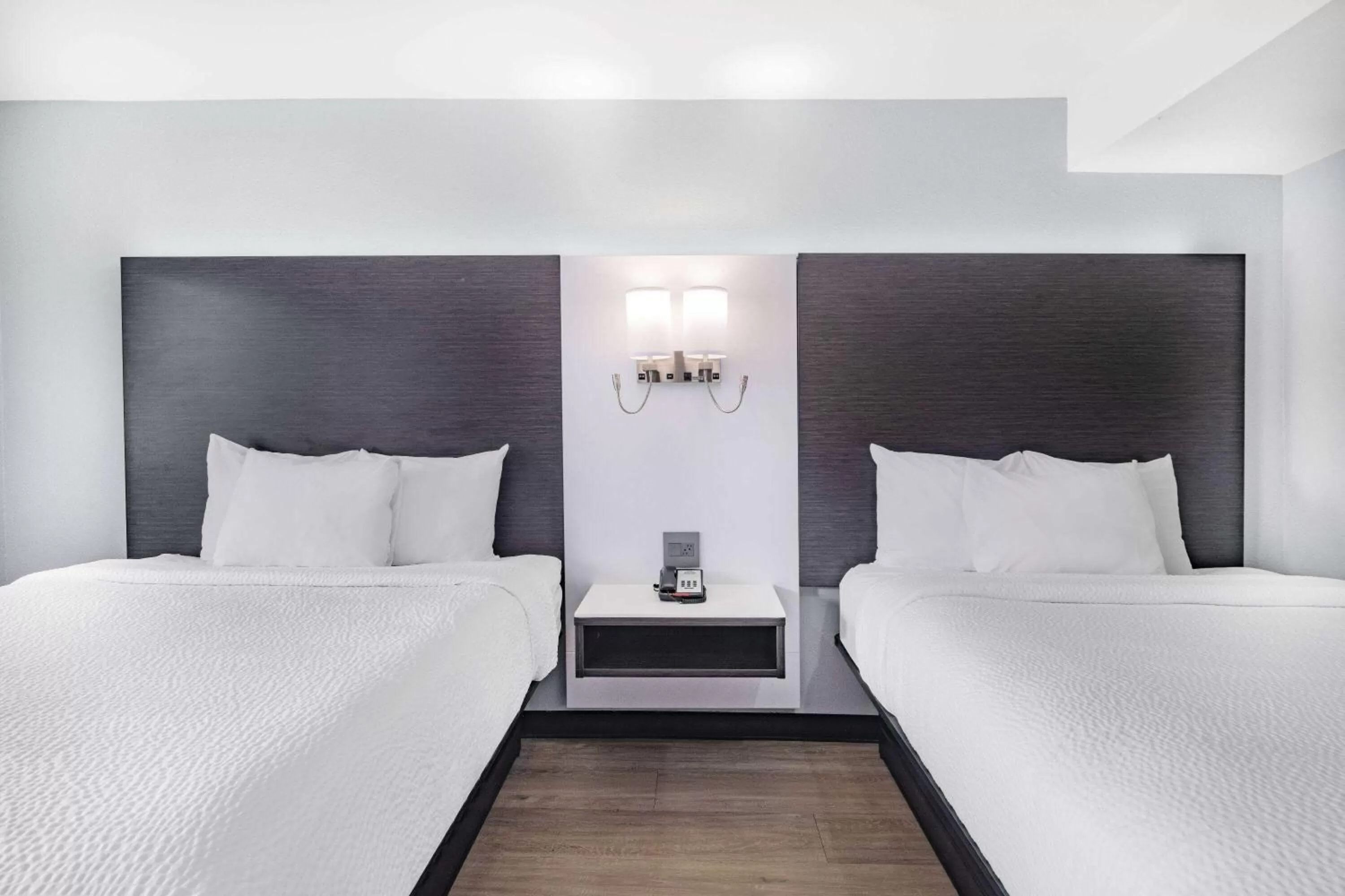 Photo of the whole room, Bed in Days Inn & Suites by Wyndham Niagara Falls/Buffalo