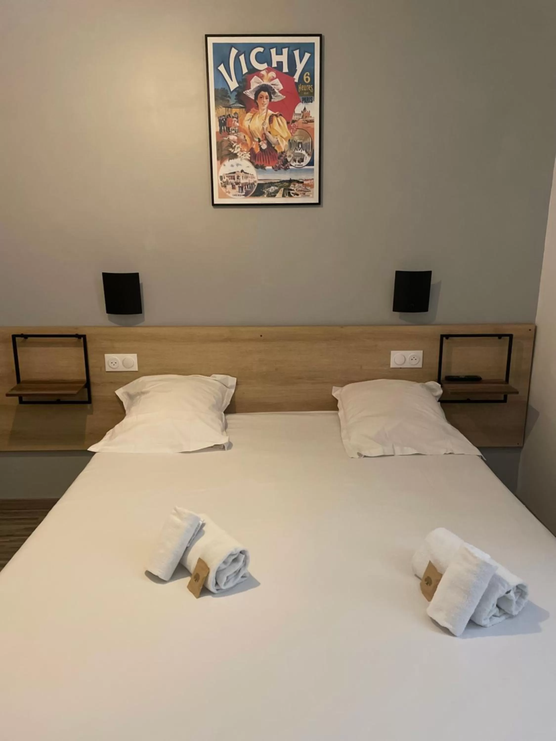 Bed in Hôtel & Restaurant Le Patio VICHY