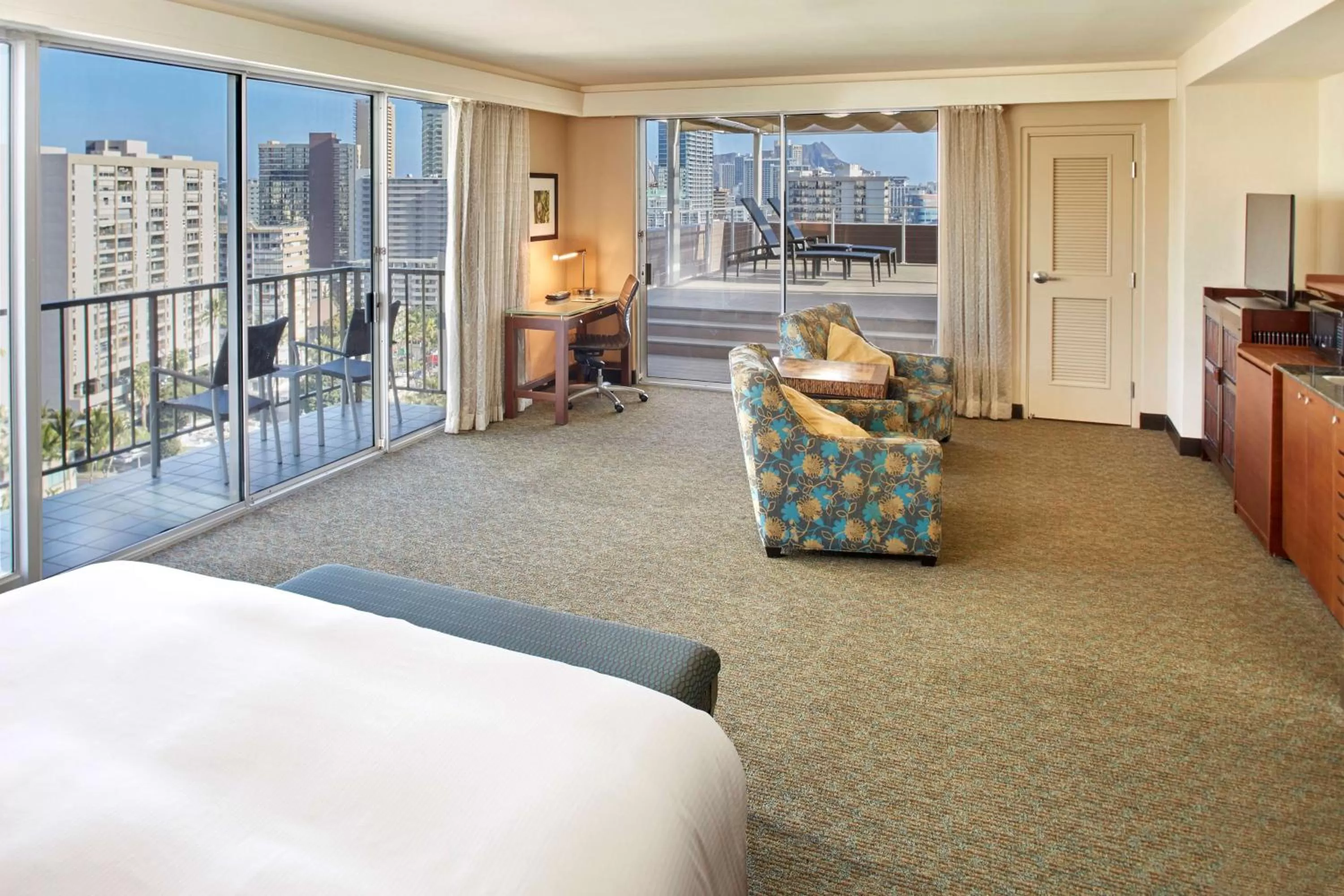 Bedroom, Bed in DoubleTree by Hilton Alana - Waikiki Beach