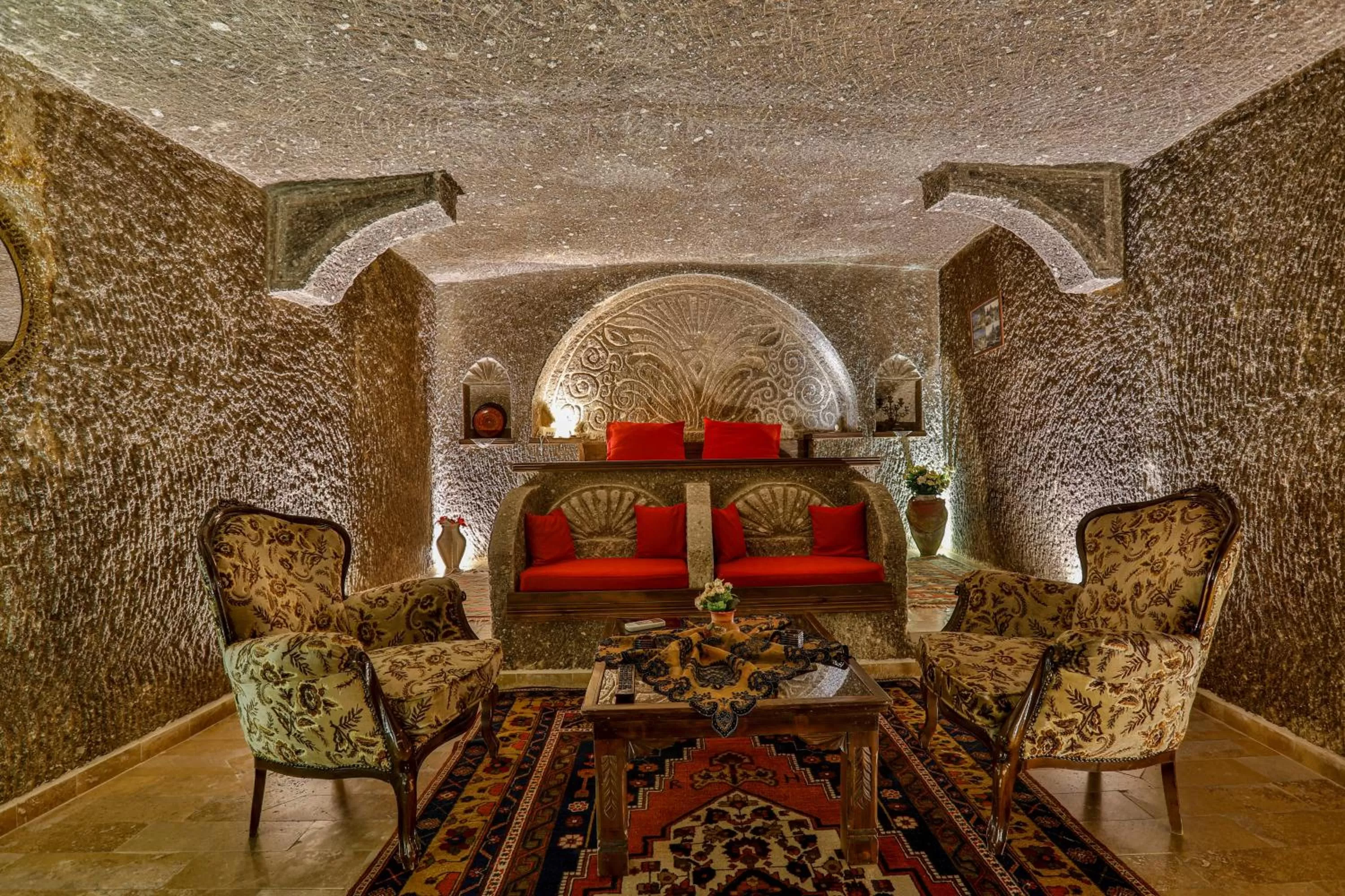 Seating area, Bed in Hidden Cave Hotel