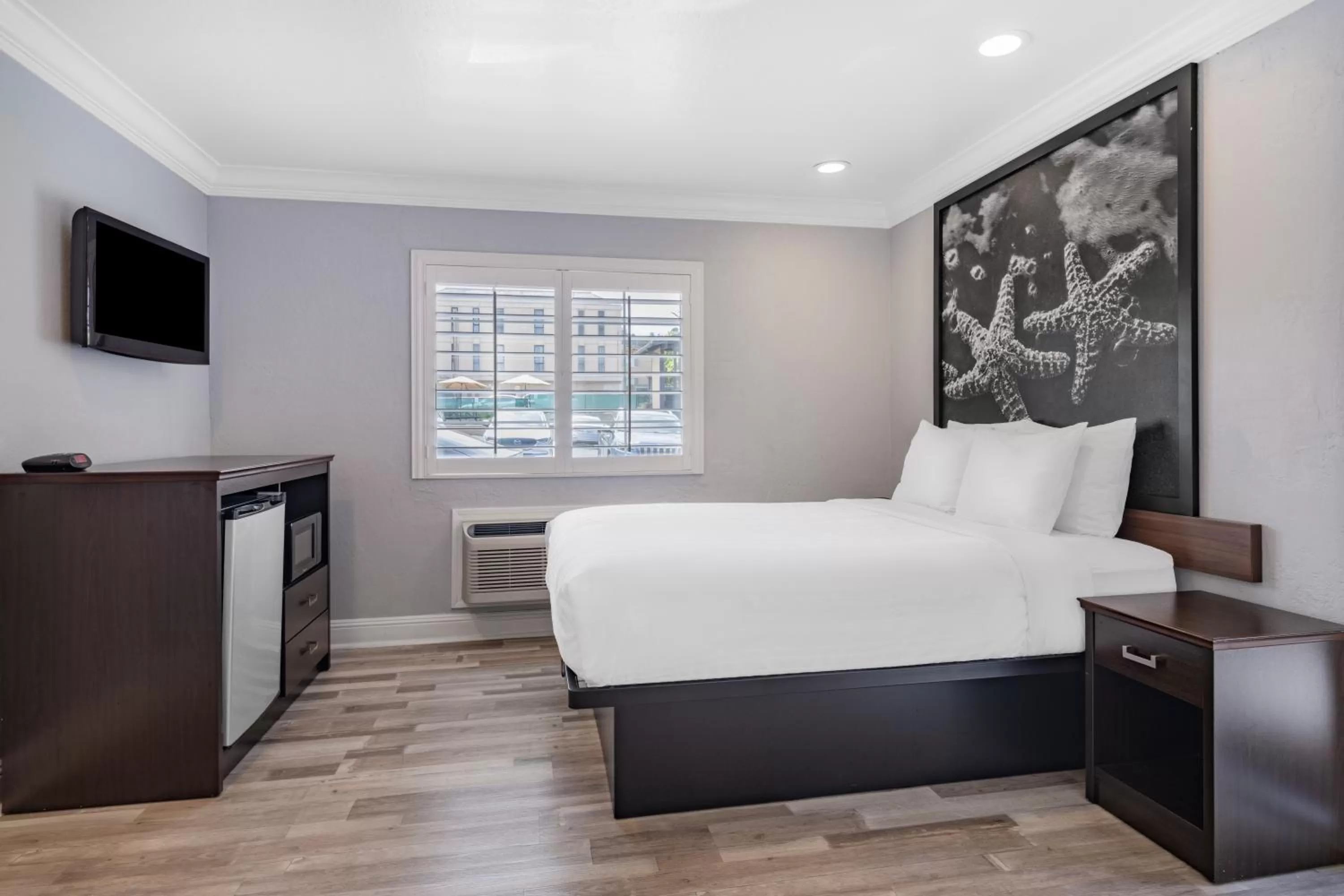 Bedroom, Bed in Aura Inn Monterey