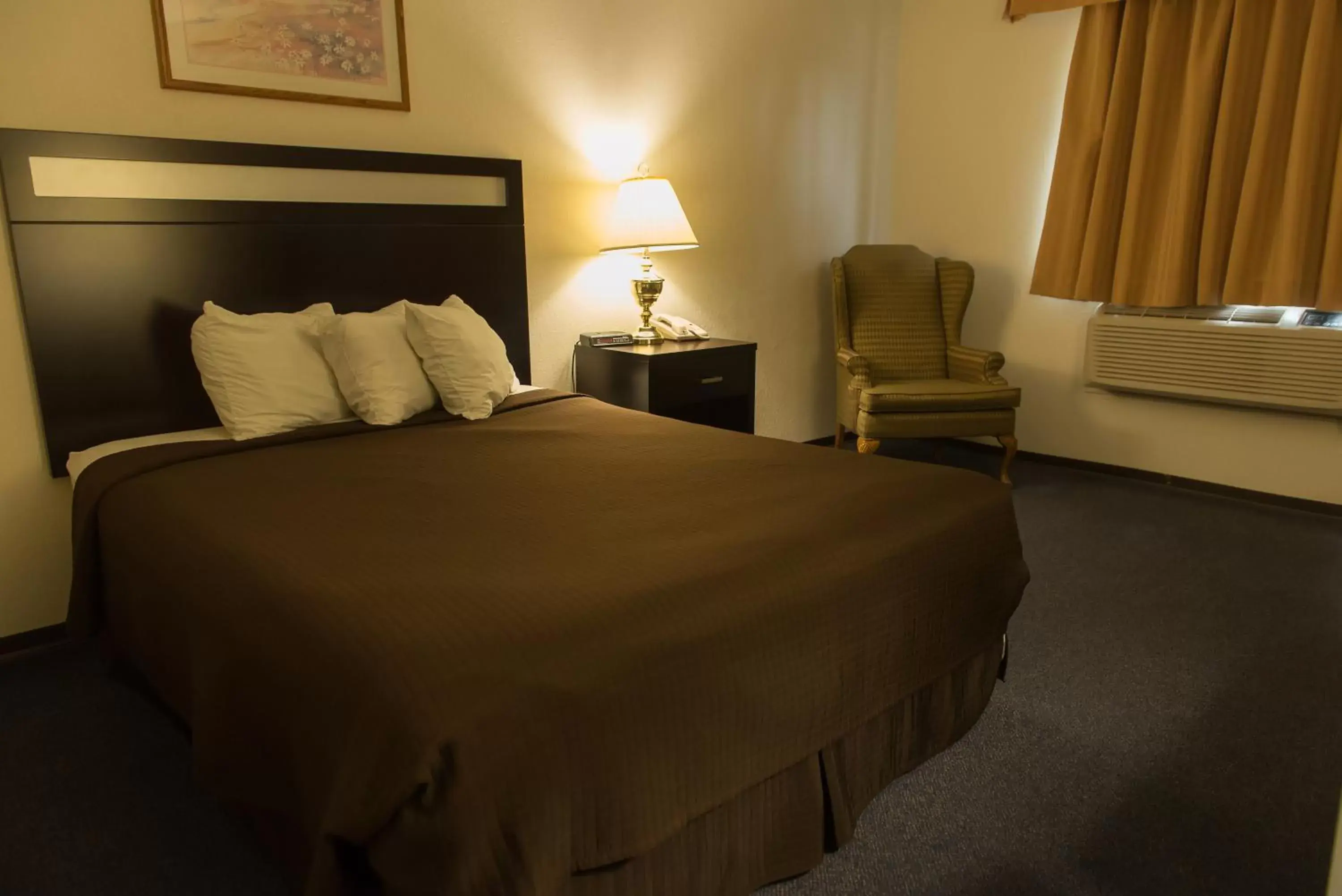 Queen Room - Non-Smoking in Super 8 by Wyndham Williams Lake BC Queen Room - Non-Smoking in Super 8 by Wyndham Williams Lake BC