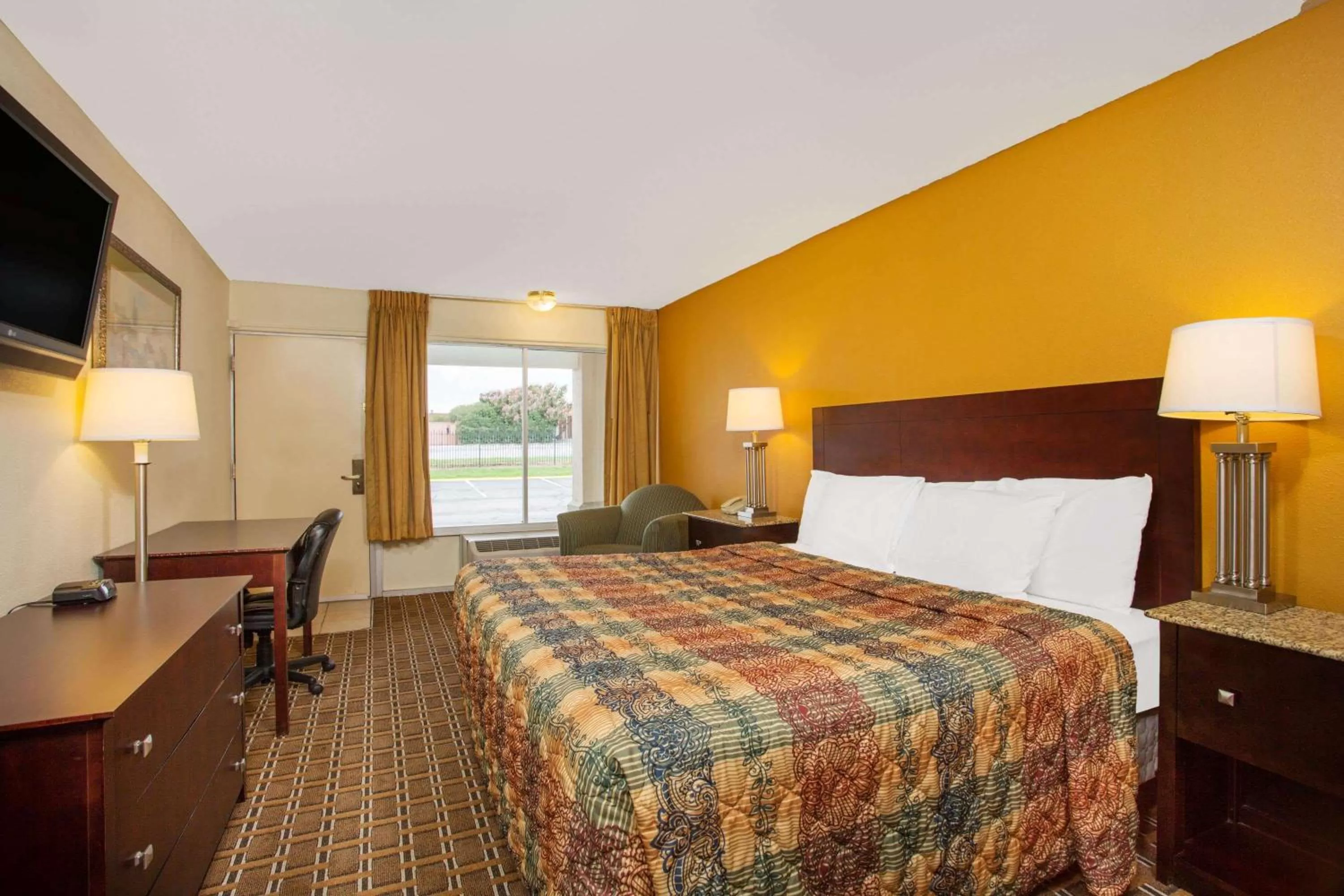 Photo of the whole room, Bed in Days Inn by Wyndham Chester