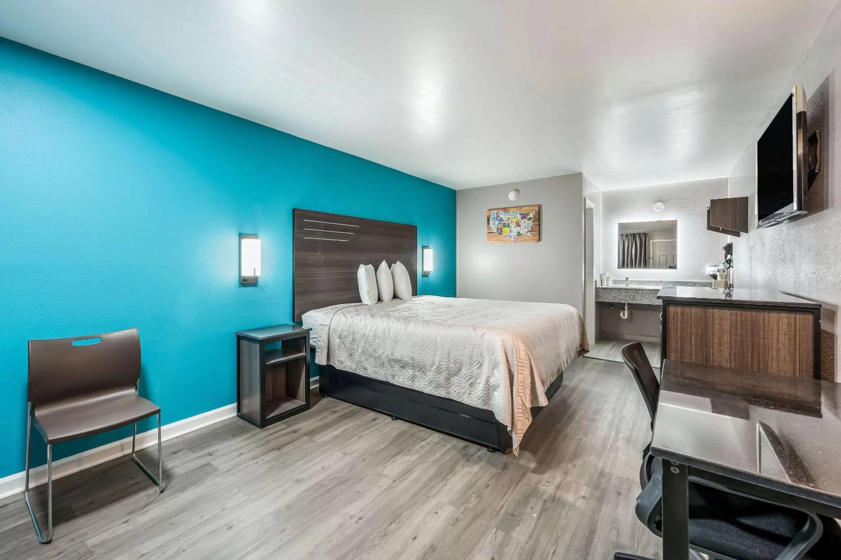 Photo of the whole room, Bed in Econo Lodge Russellville