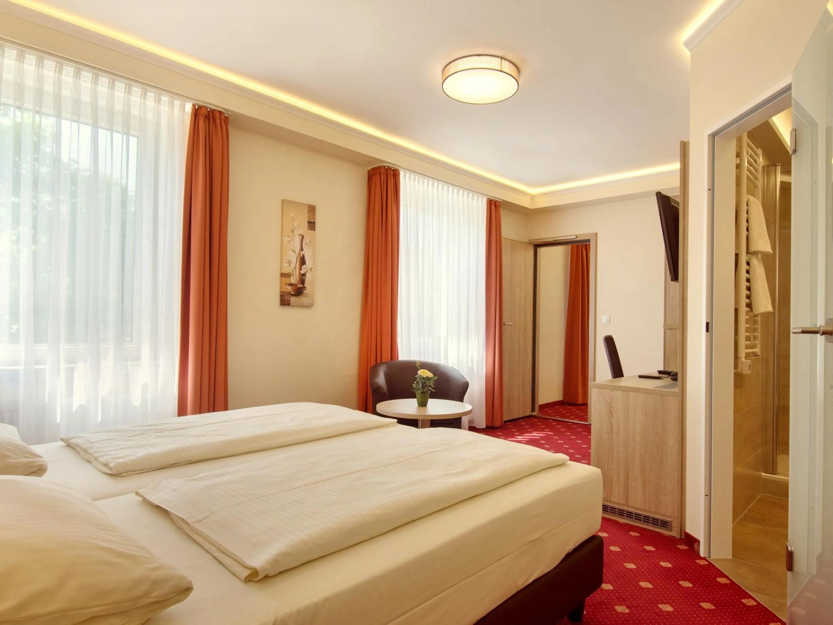 Photo of the whole room, Bed in Hotel Kriemhild am Hirschgarten