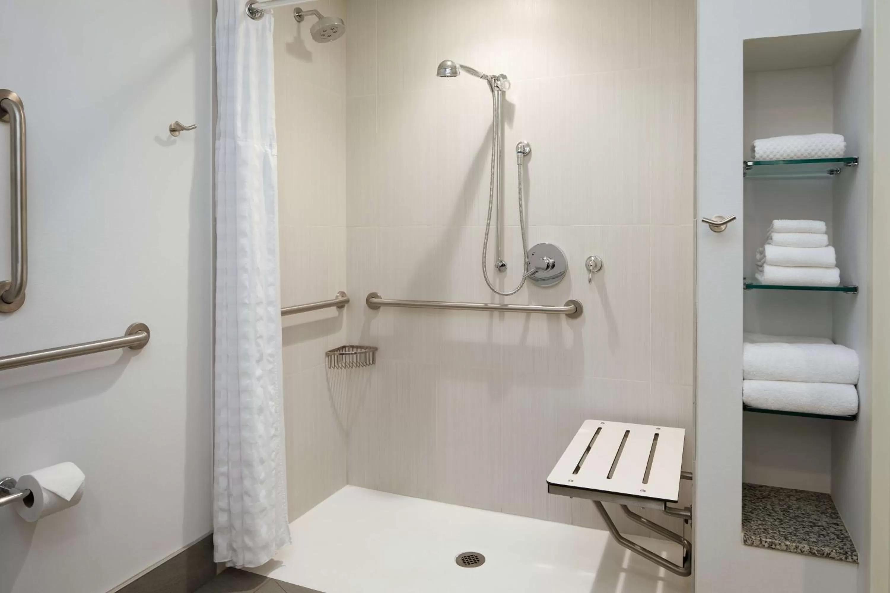 Bathroom in DoubleTree by Hilton Pittsburgh - Cranberry