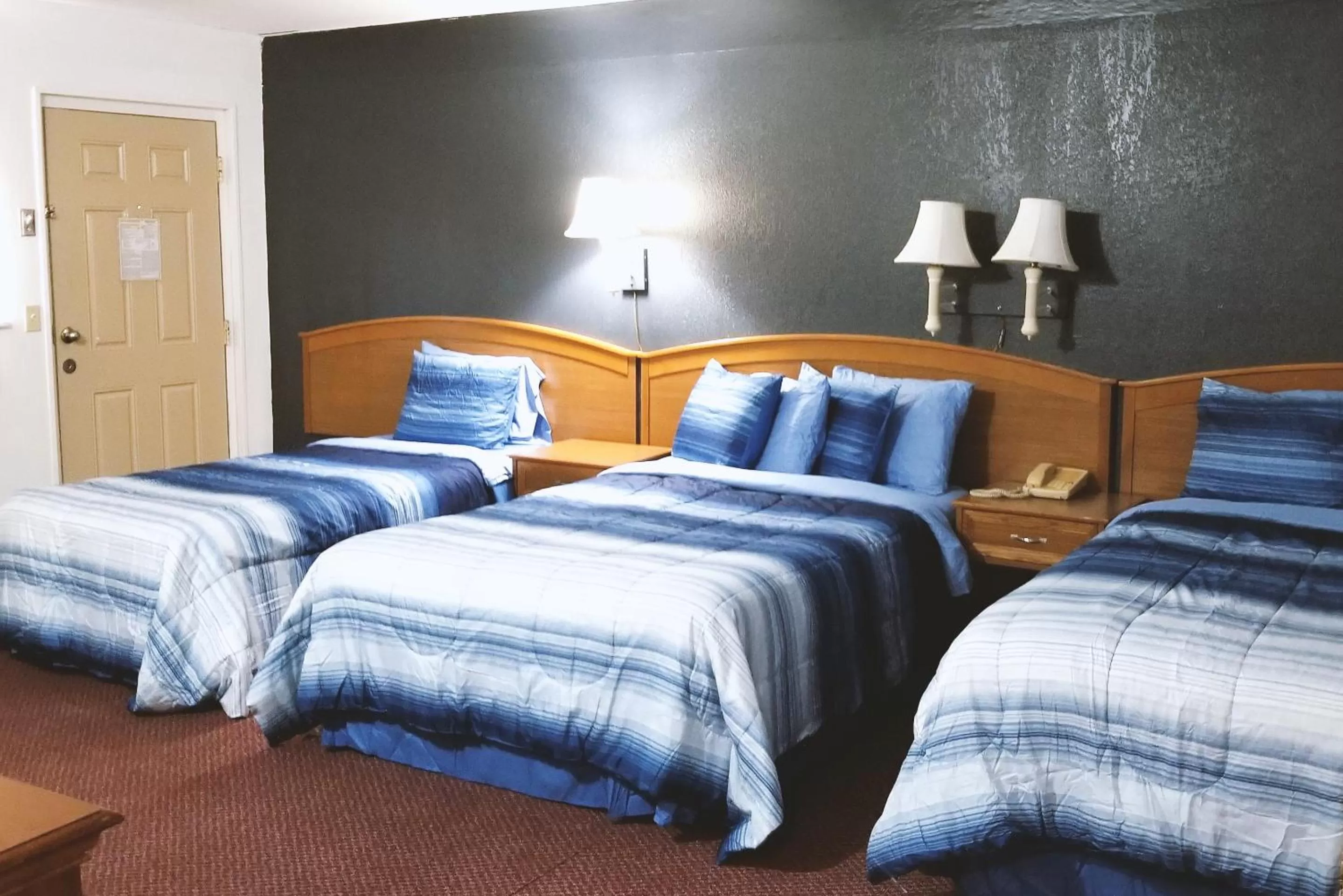 Bed in Sky-Palace Inn & Suites Hutchinson