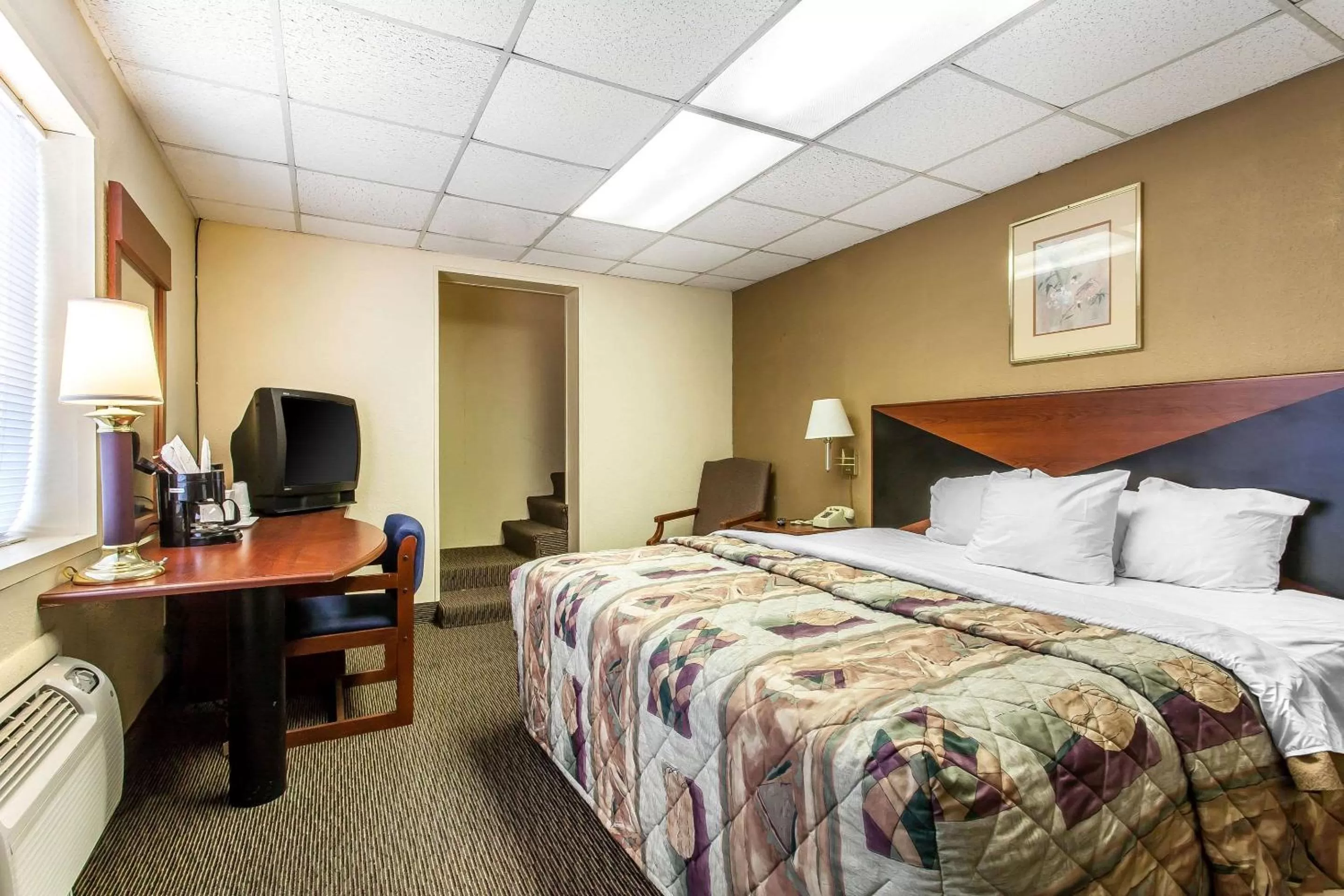 Photo of the whole room, Bed in Rodeway Inn Sandusky North