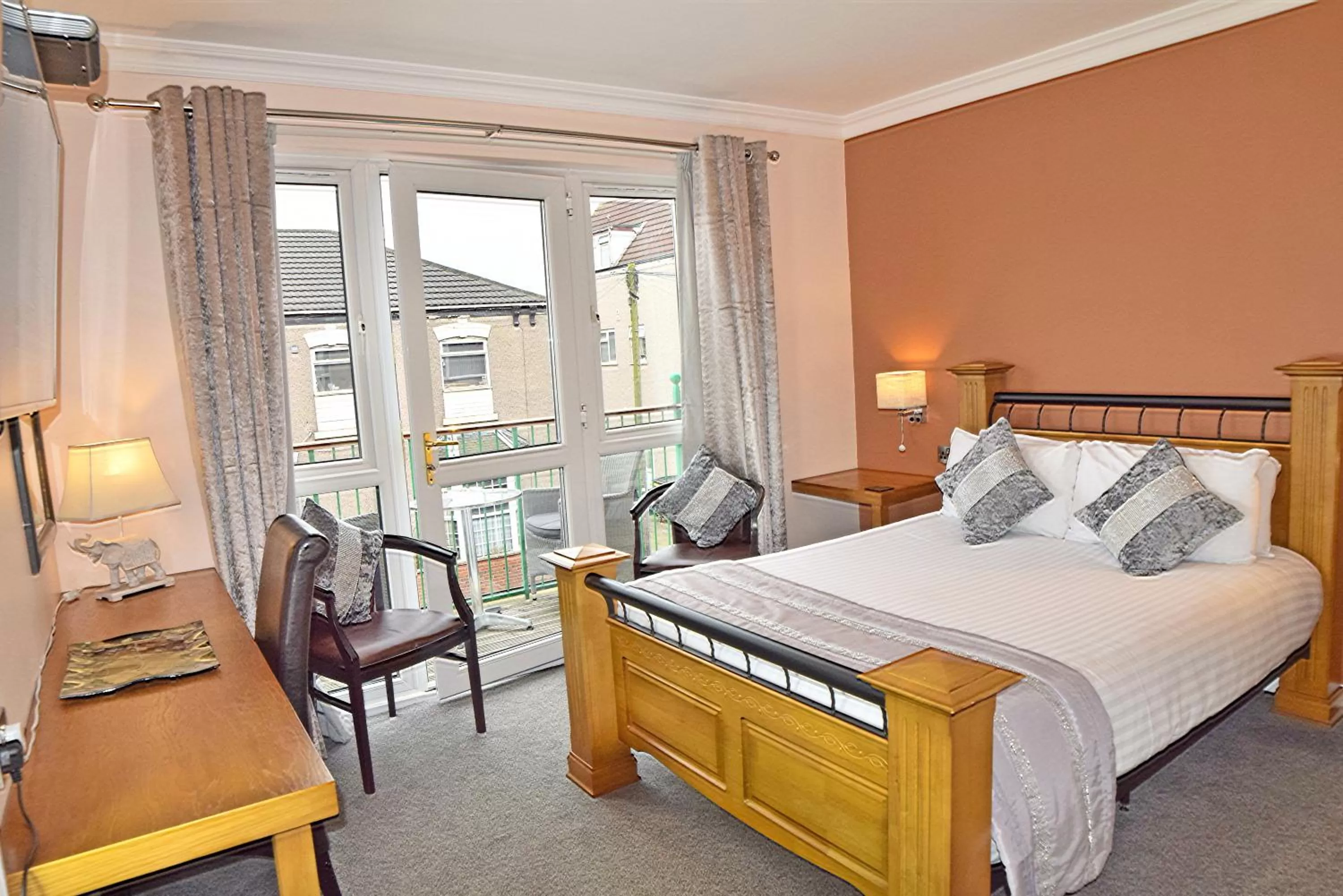 Bedroom, Bed in Dovedale Hotel and Restaurant