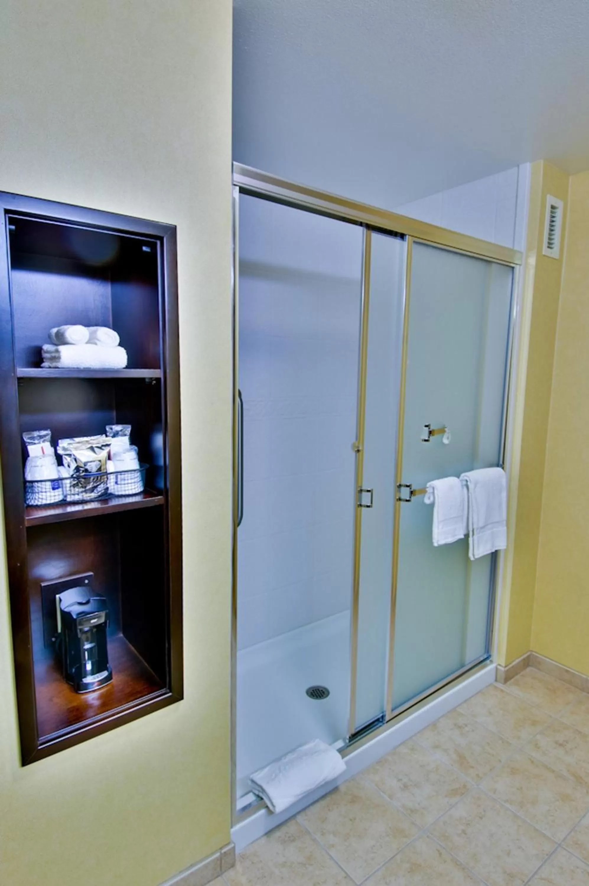 Bathroom in Hampton Inn & Suites Moreno Valley