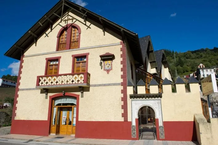 Property building in Hotel Restaurante La Casilla