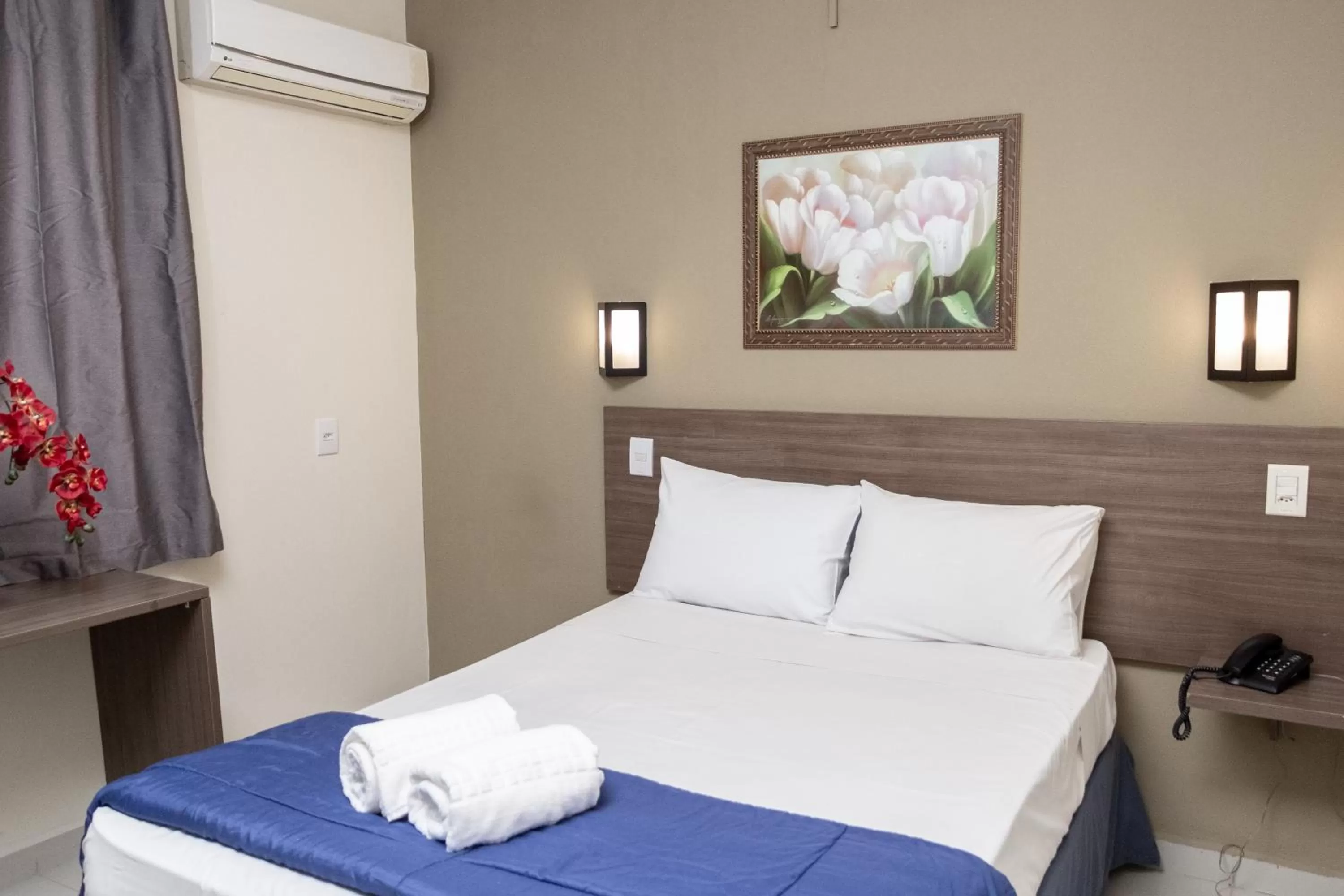 Photo of the whole room, Bed in Astor Hotel