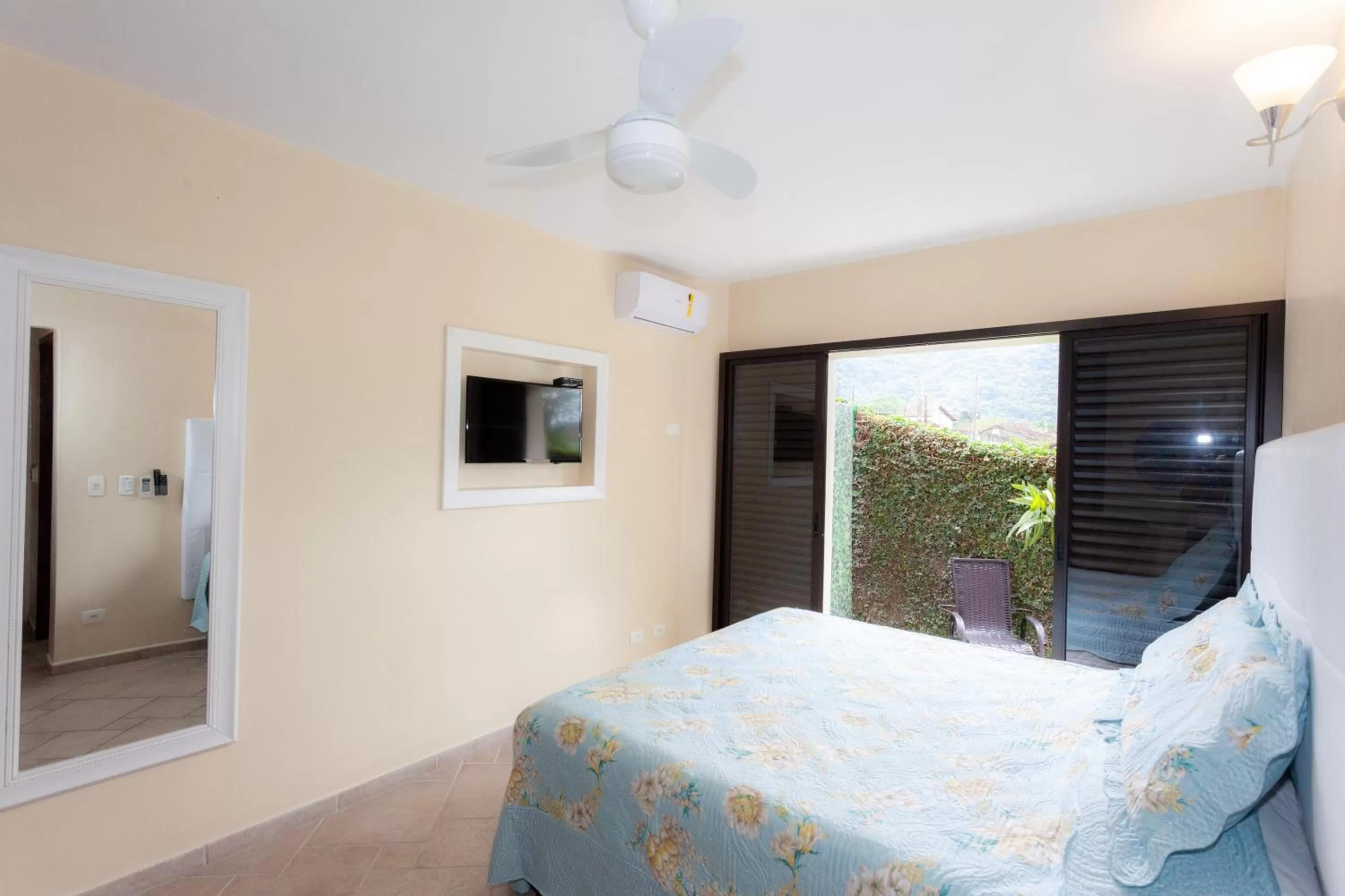 Photo of the whole room, Bed in Ubatuba Ecologic Pousada