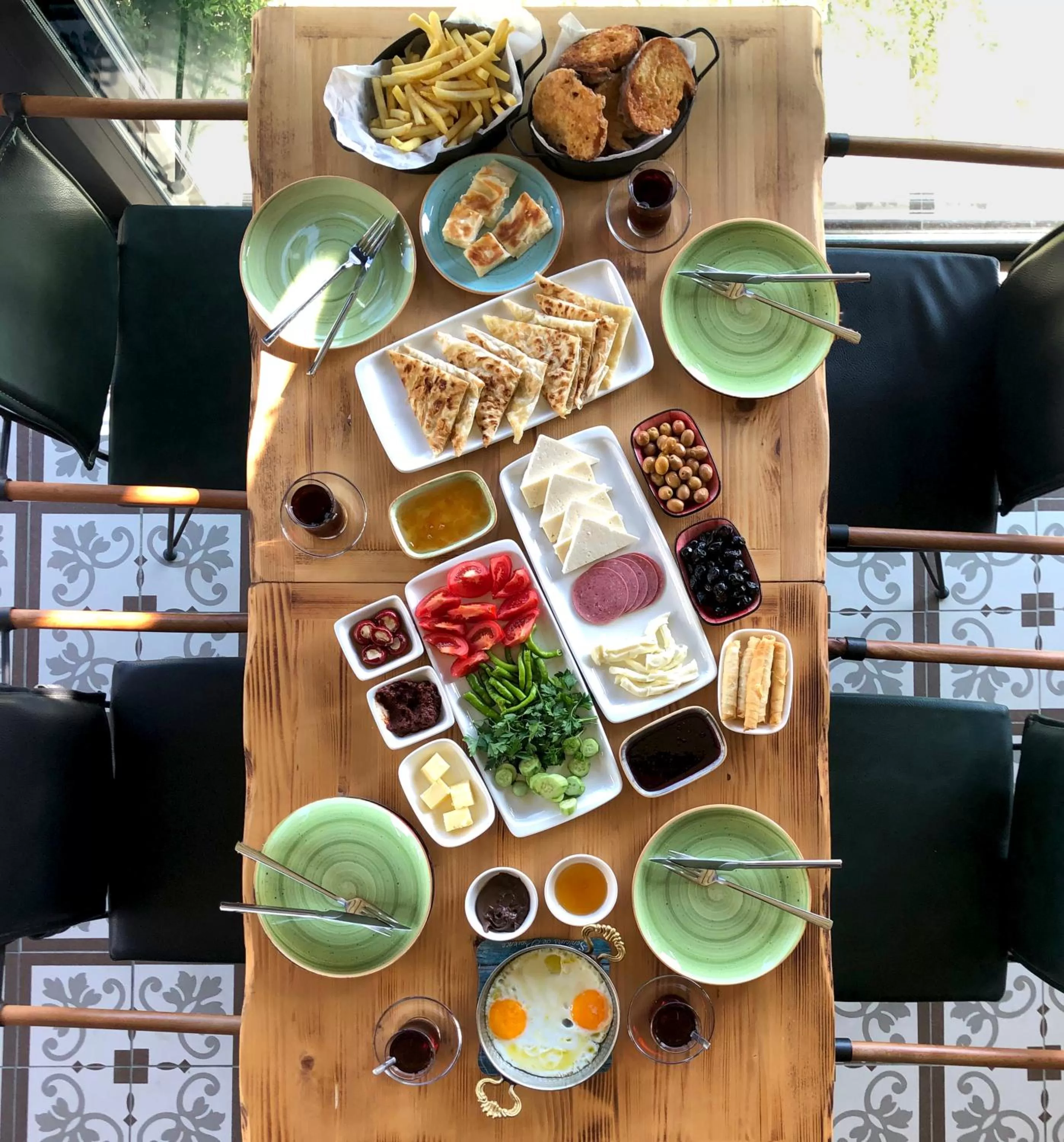 Food and drinks in 8 Rooms Hotel