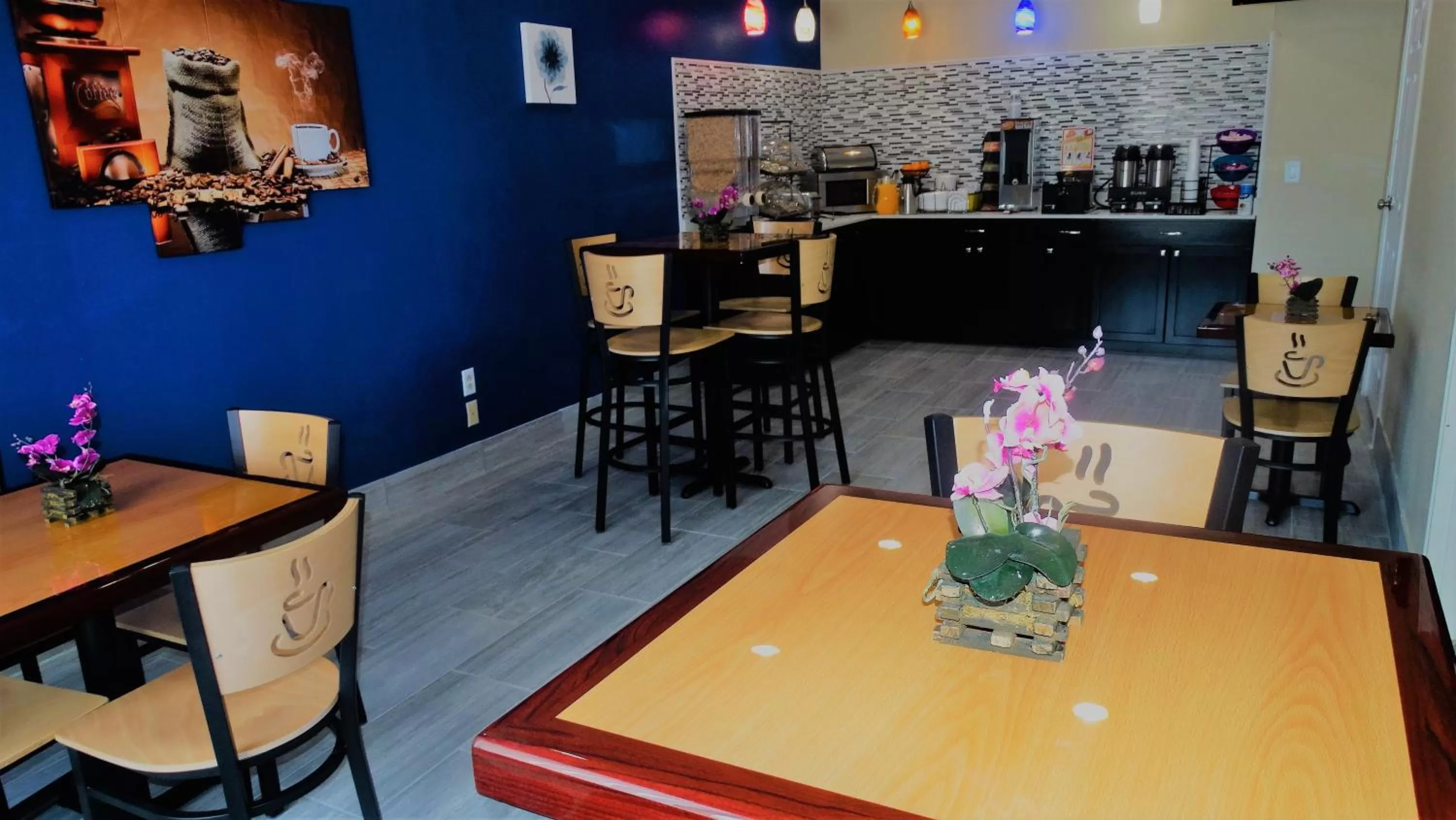 Continental breakfast in Oak Tree Inn & Suites