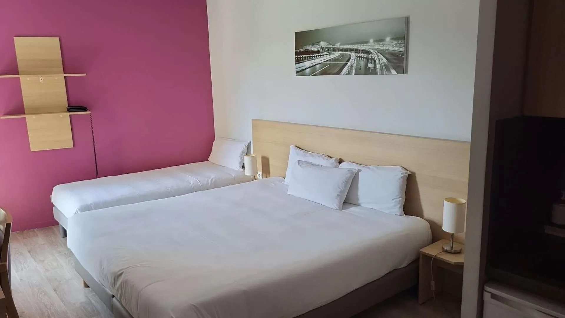 Photo of the whole room, Bed in EastLodge Lyon Est Eurexpo