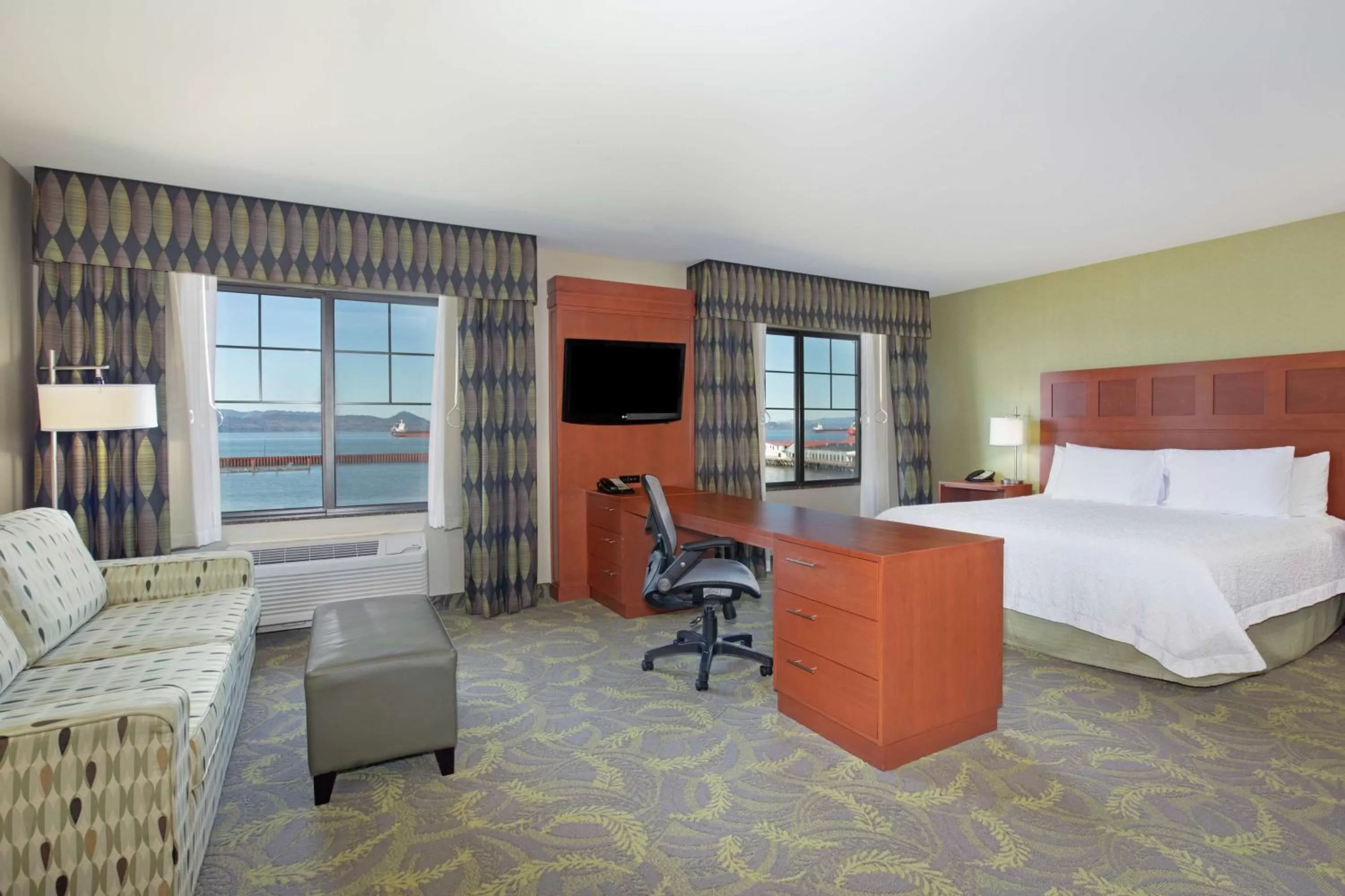 Bedroom, Bed in Hampton Inn & Suites Astoria