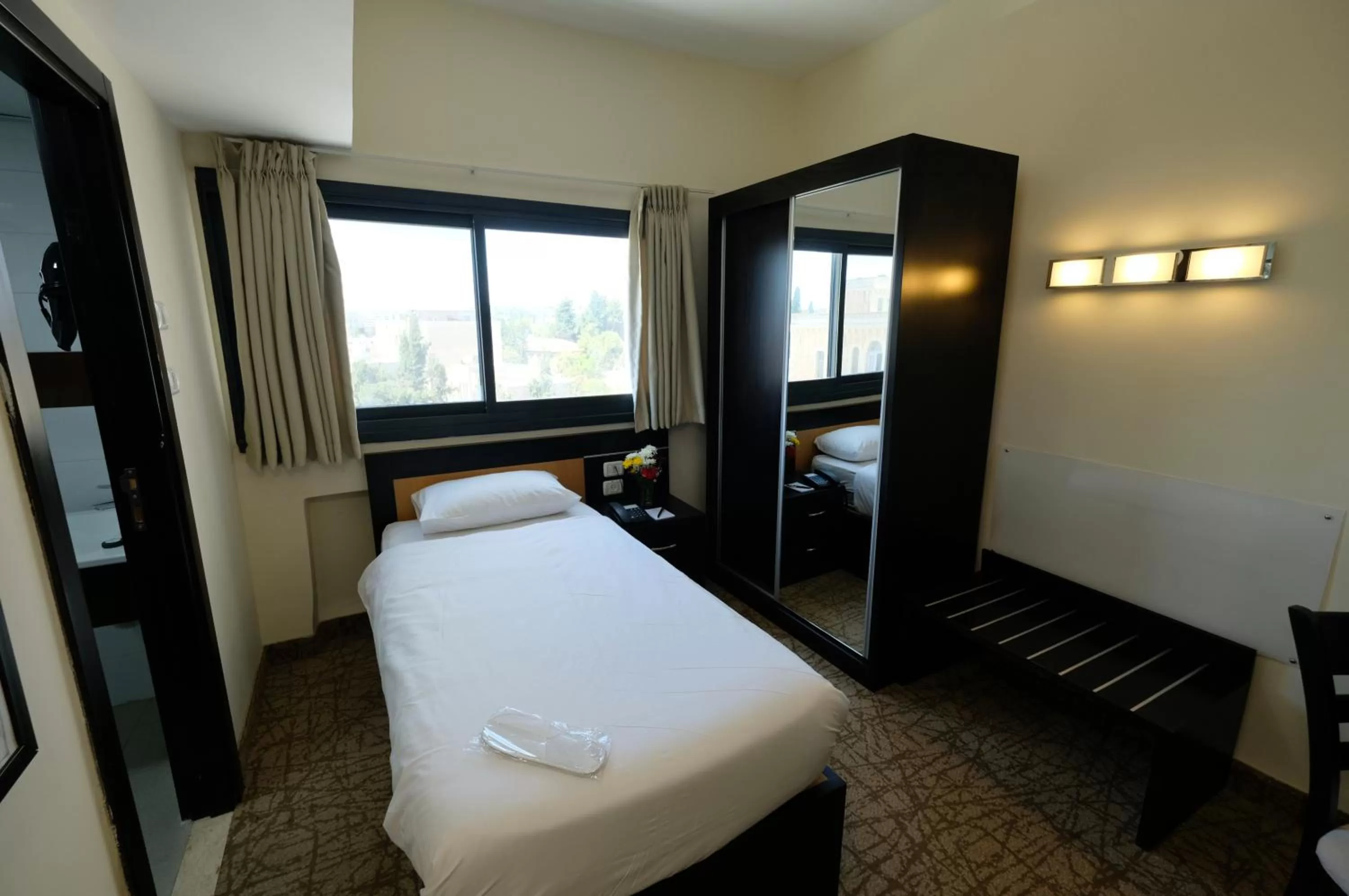 Photo of the whole room, Bed in New Capitol Hotel - Jerusalem