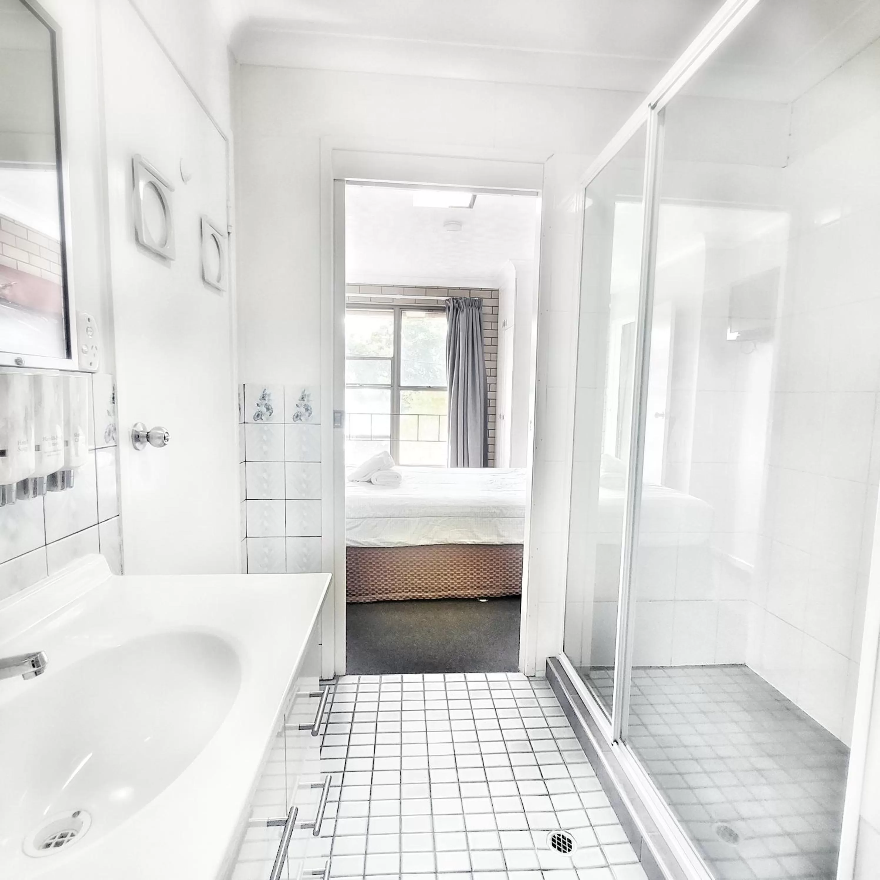 Deluxe Twin Room in Raceview Motor Inn