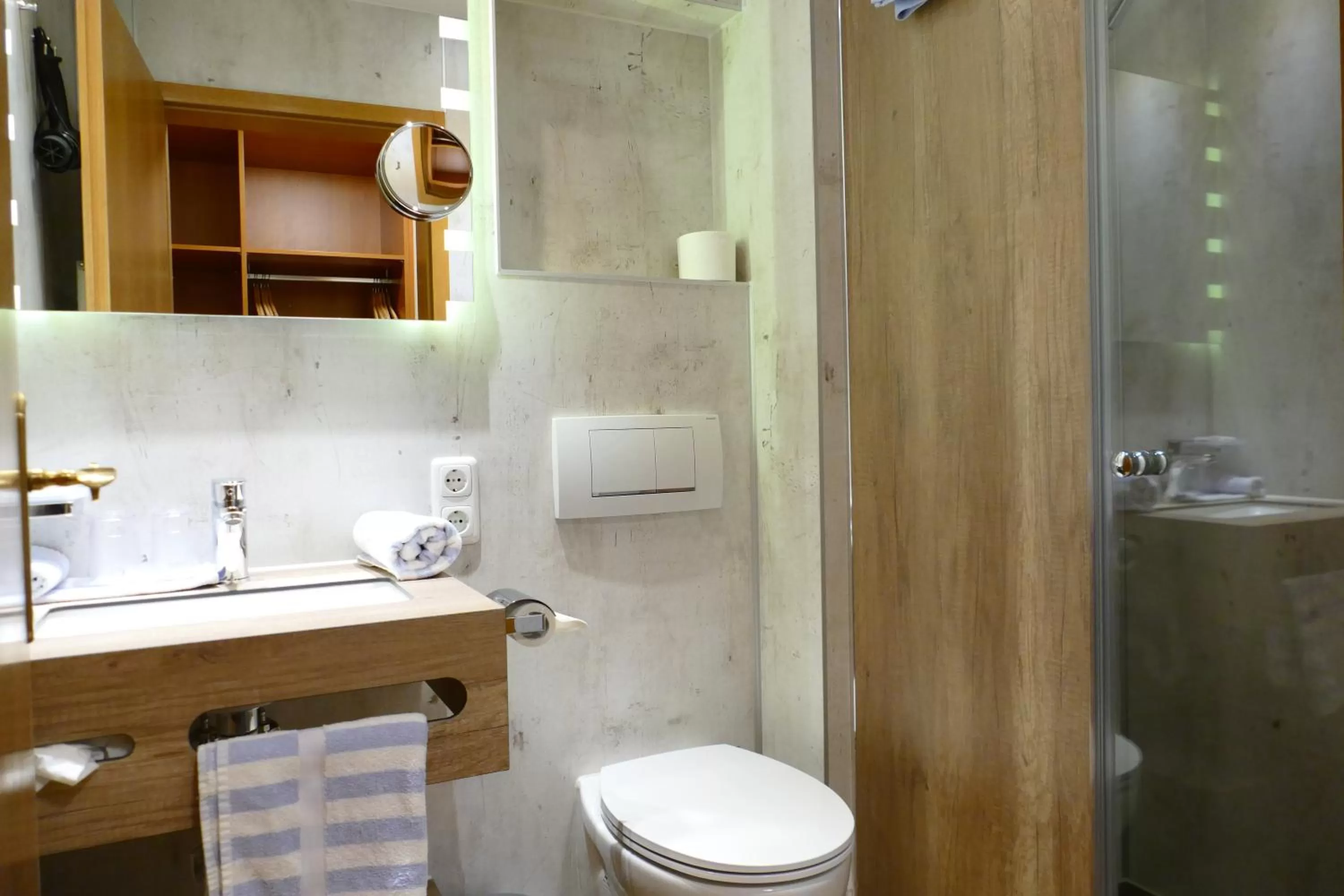 Bathroom in Altstadthotel "Zum Hechten"