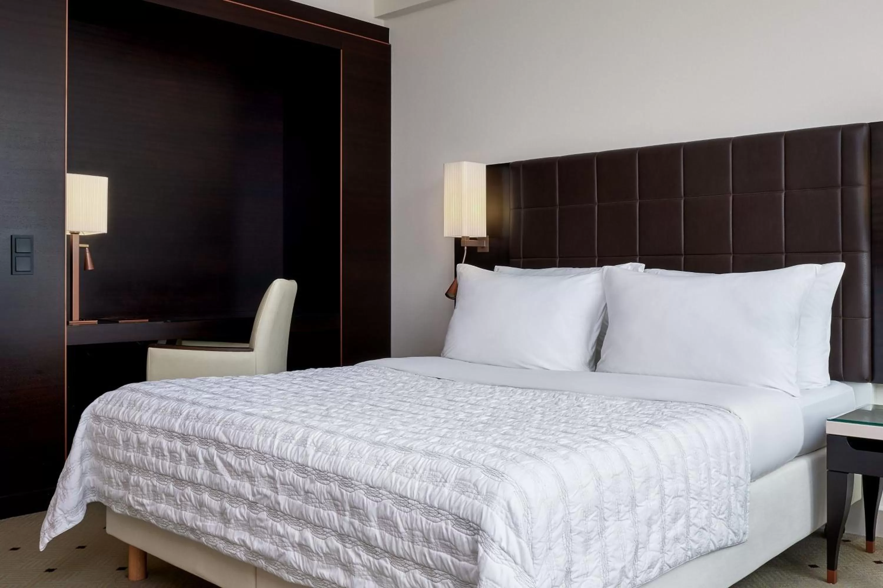 Photo of the whole room, Bed in Le Méridien Stuttgart