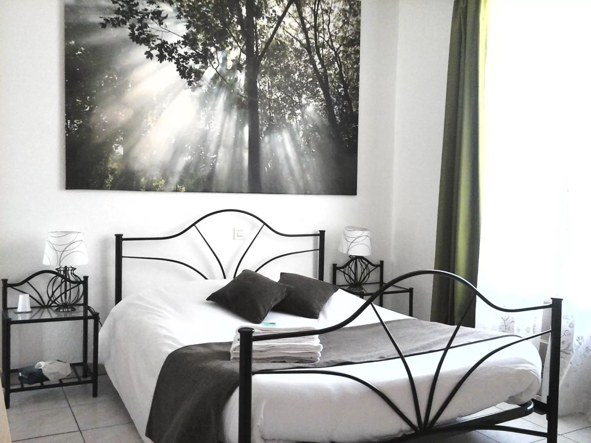 Photo of the whole room, Bed in La Clé d'Or