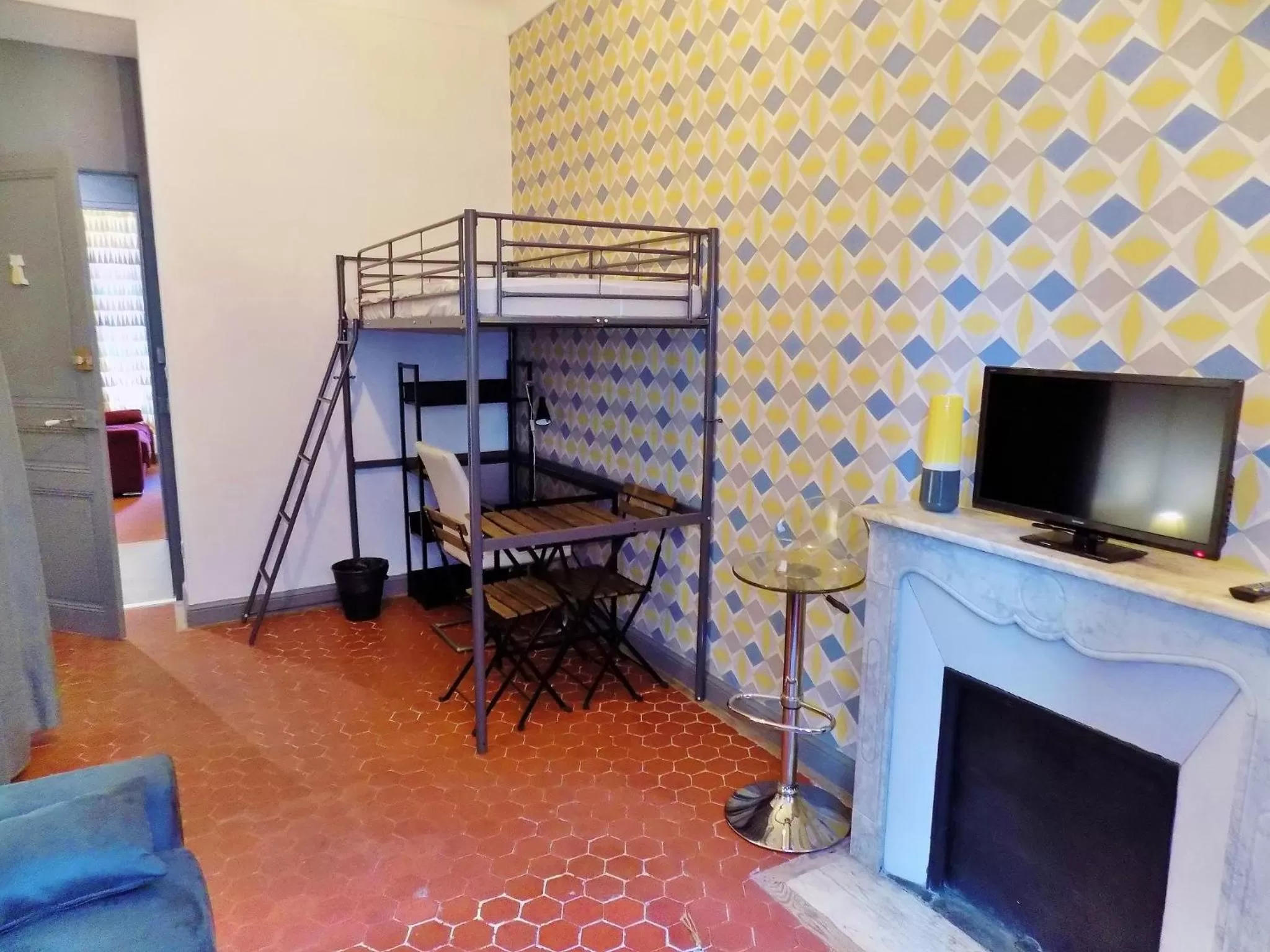 TV/Entertainment Center in LA COLOC GARIBALDI