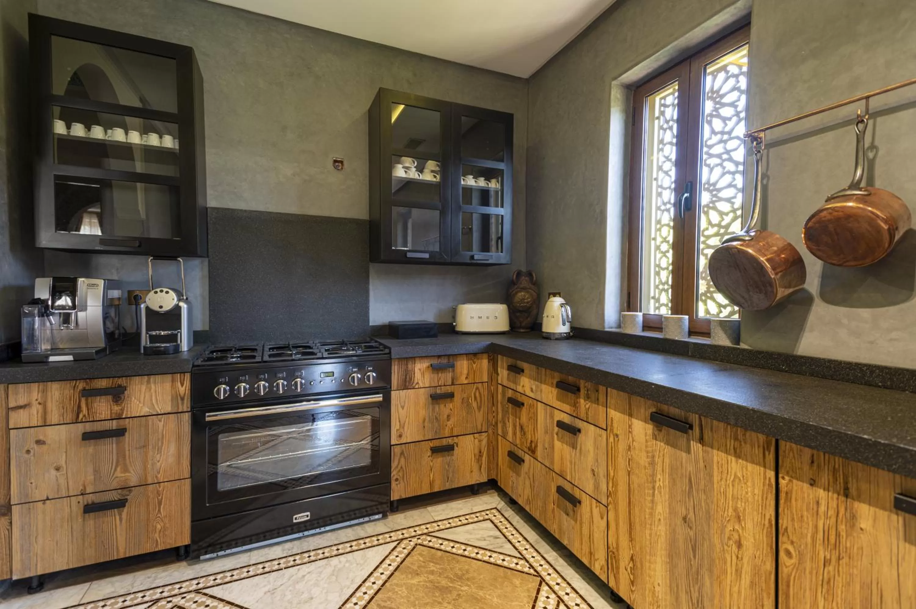 Communal kitchen, Kitchen/Kitchenette in Maria Towers , Palais Table d'hôtes & SPA