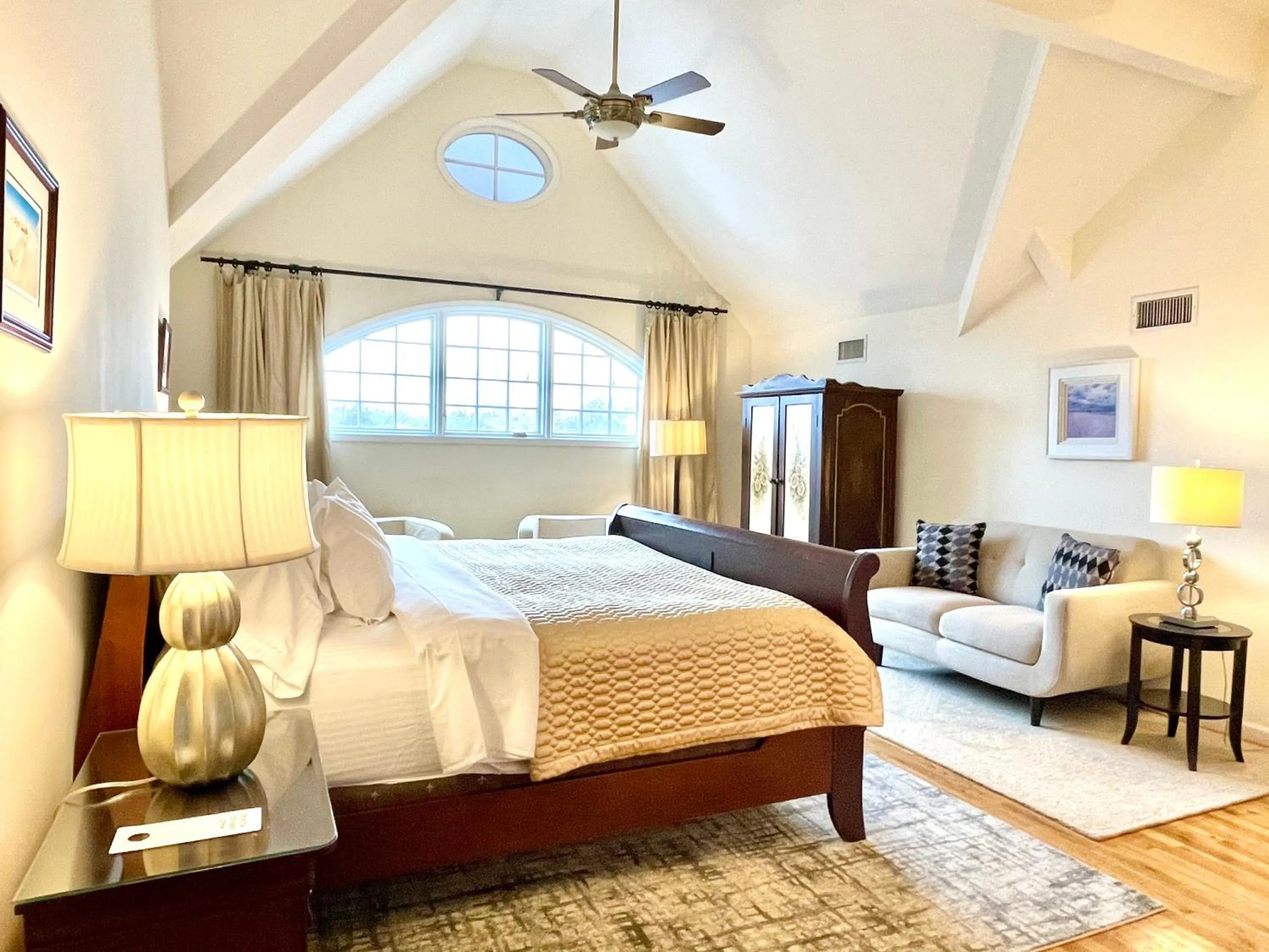 Bed in Inn on Main Hotel