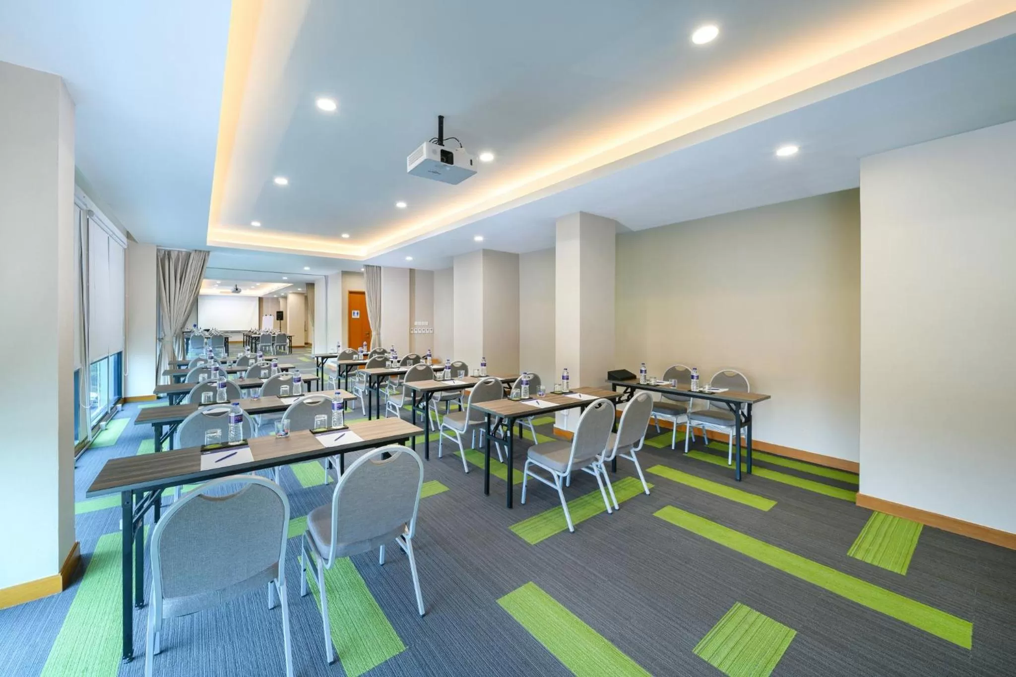 Meeting/conference room in Holiday Inn Express Jakarta Matraman by IHG