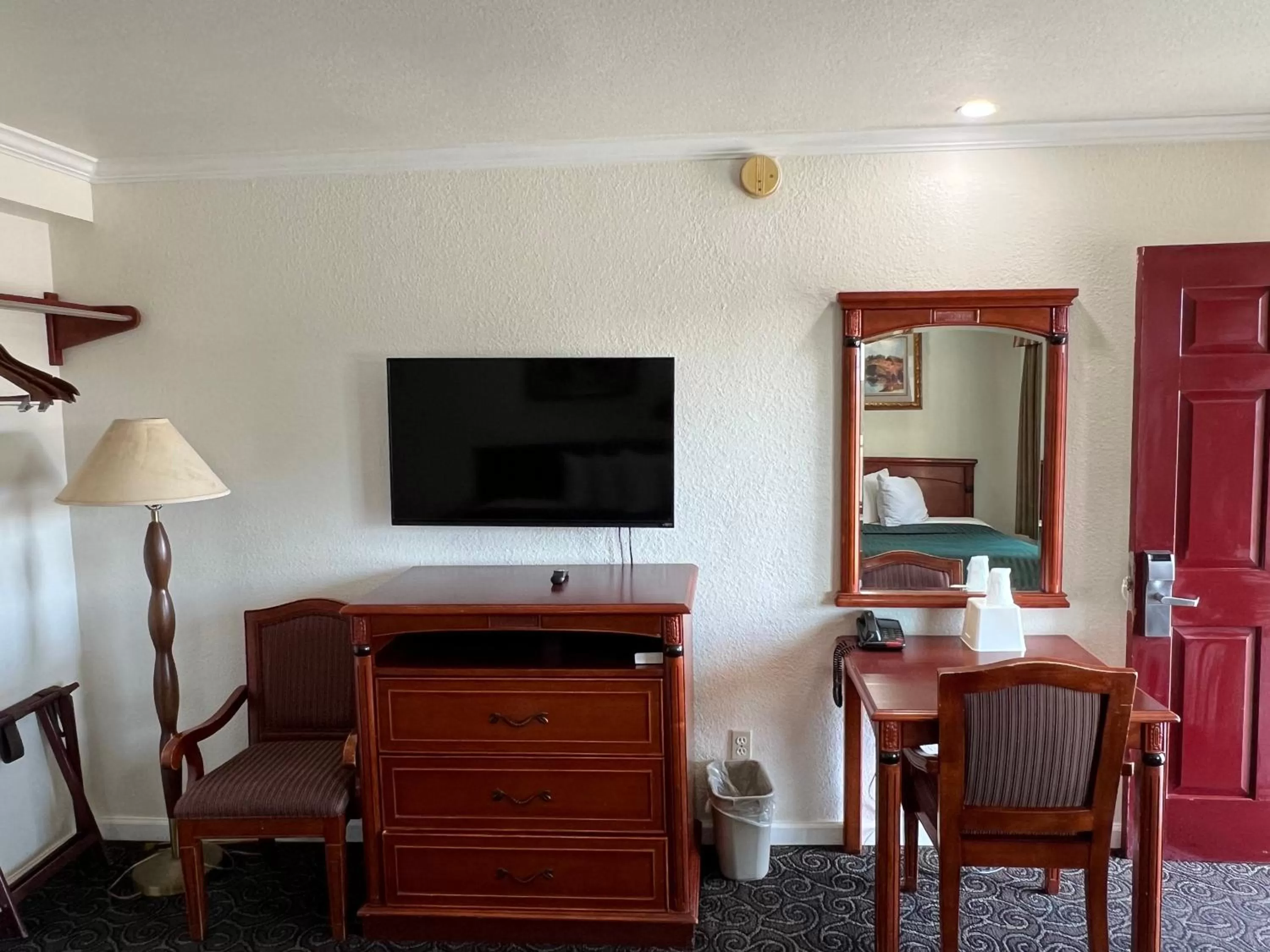 TV and multimedia in Americas Best Value Inn Hanford