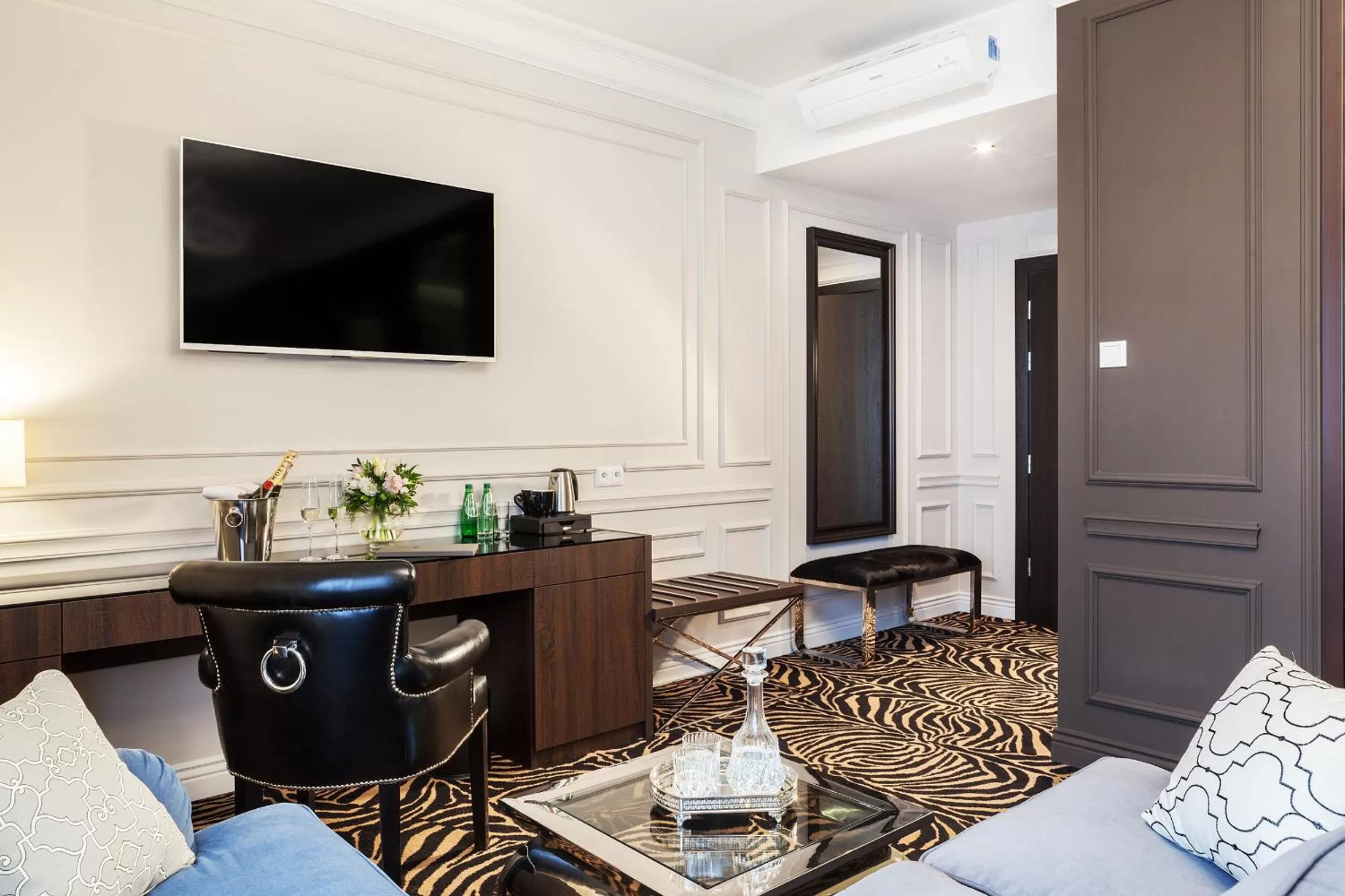 TV/Entertainment Center in Hotel Mansor