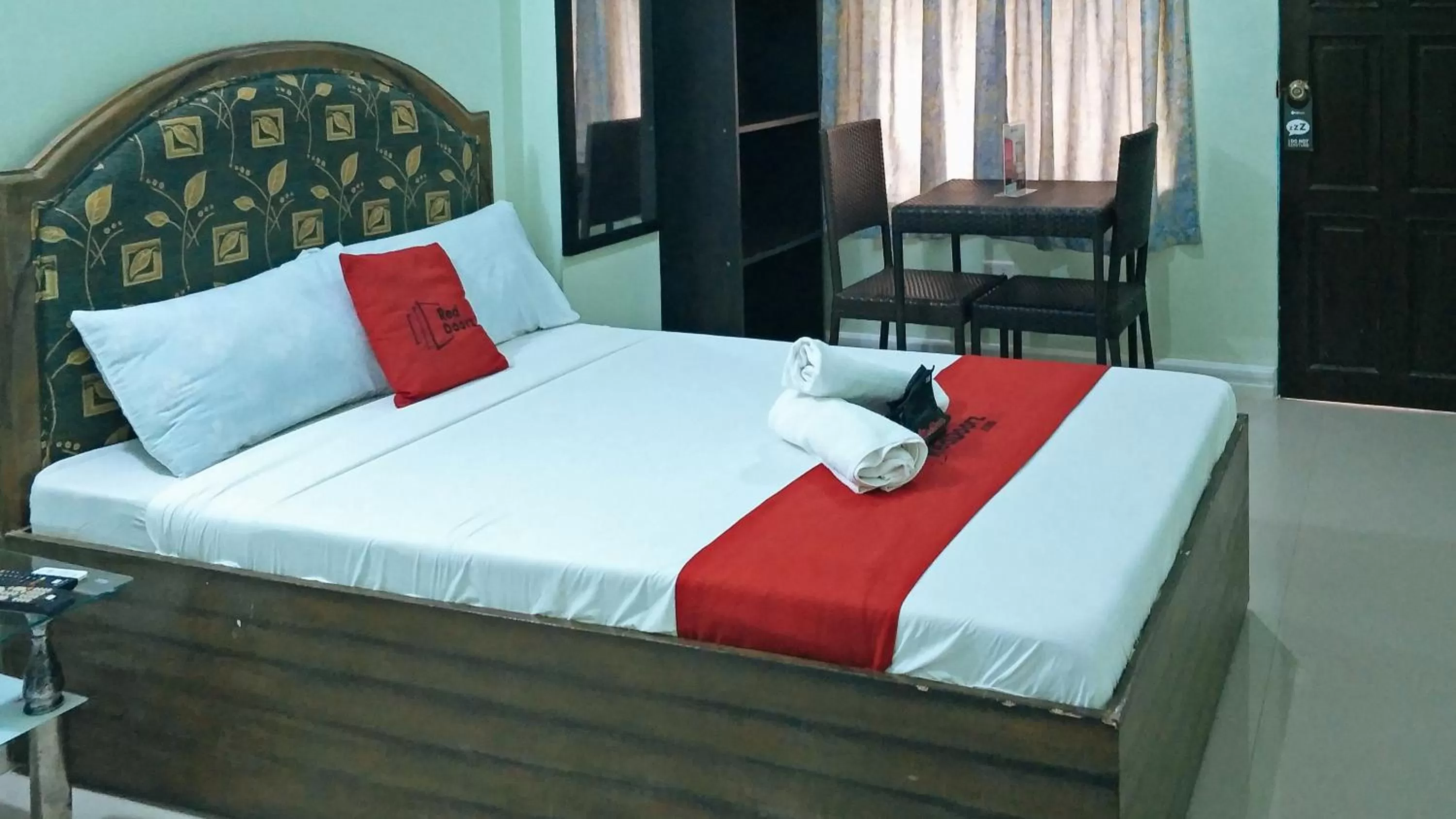 Bed in RedDoorz @ Bankal Lapulapu