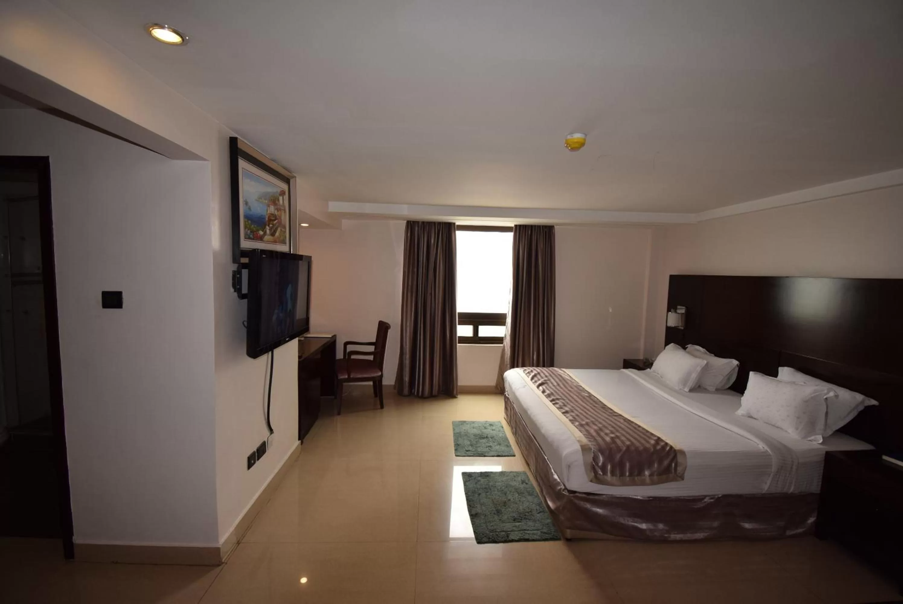 Bedroom, TV/Entertainment Center in Noble House Hotel