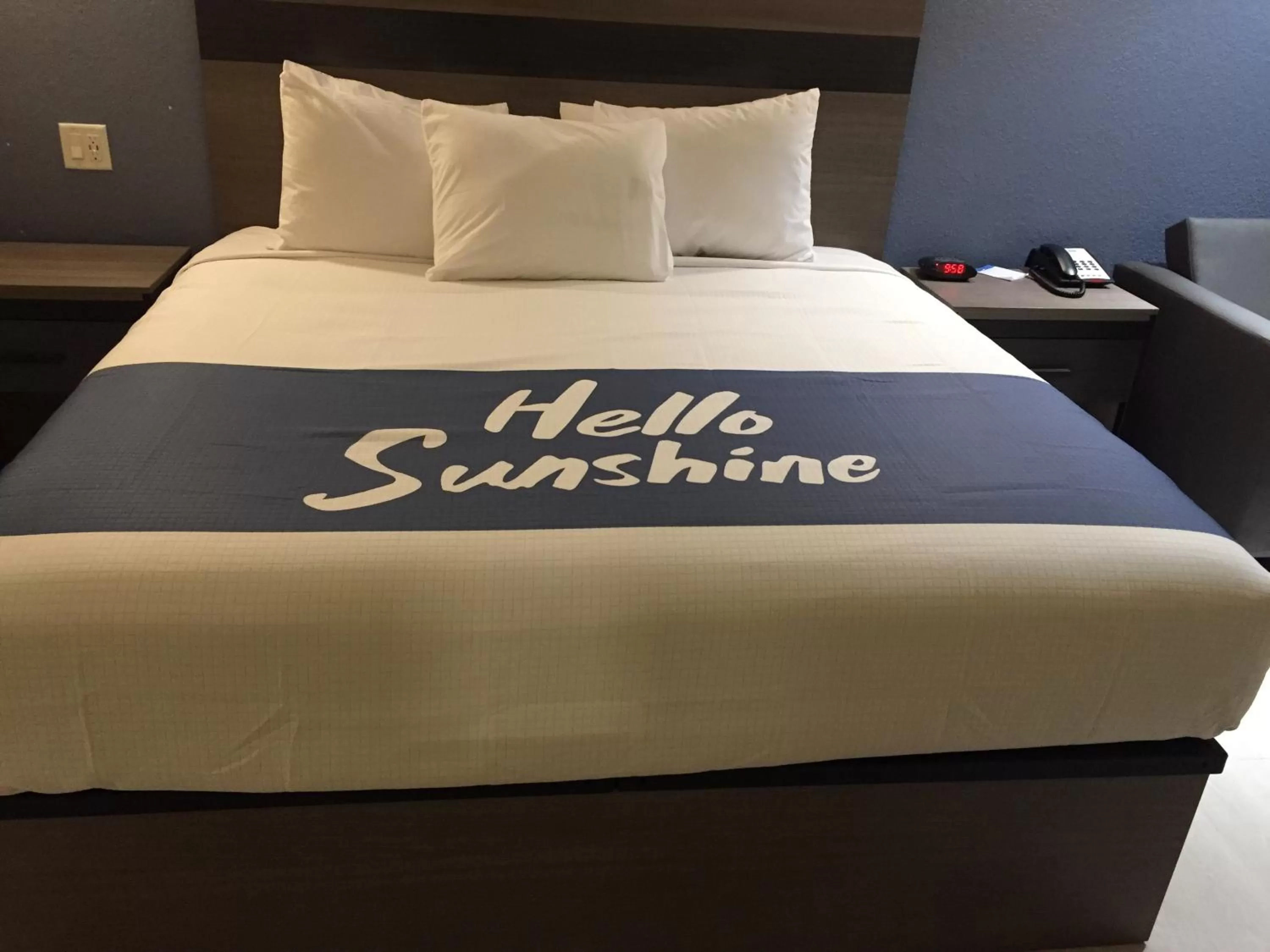 Photo of the whole room, Bed in Days Inn by Wyndham Freeport