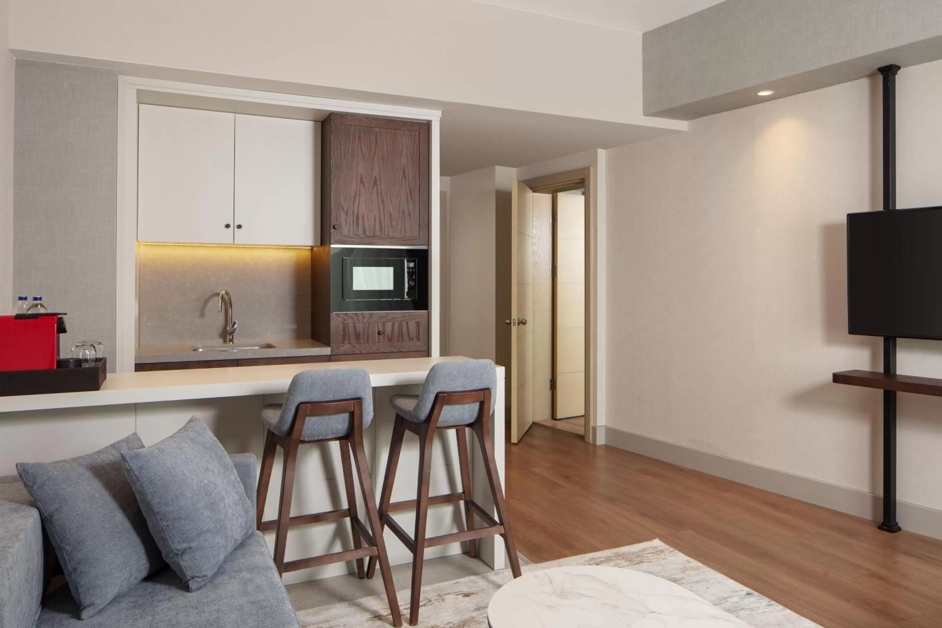 Kitchen or kitchenette, TV/Entertainment Center in Courtyard by Marriott Istanbul West