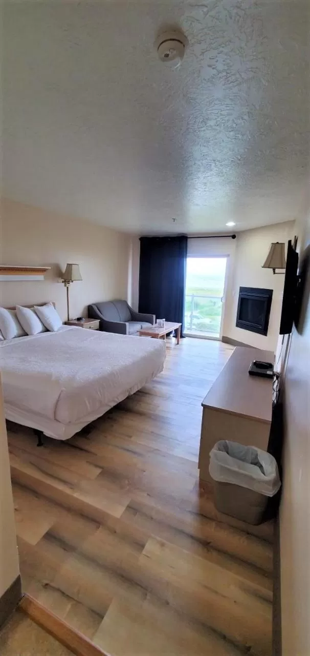 Ocean View King Suite with Sofa Bed and Jetted Tub in Inn at the Shore