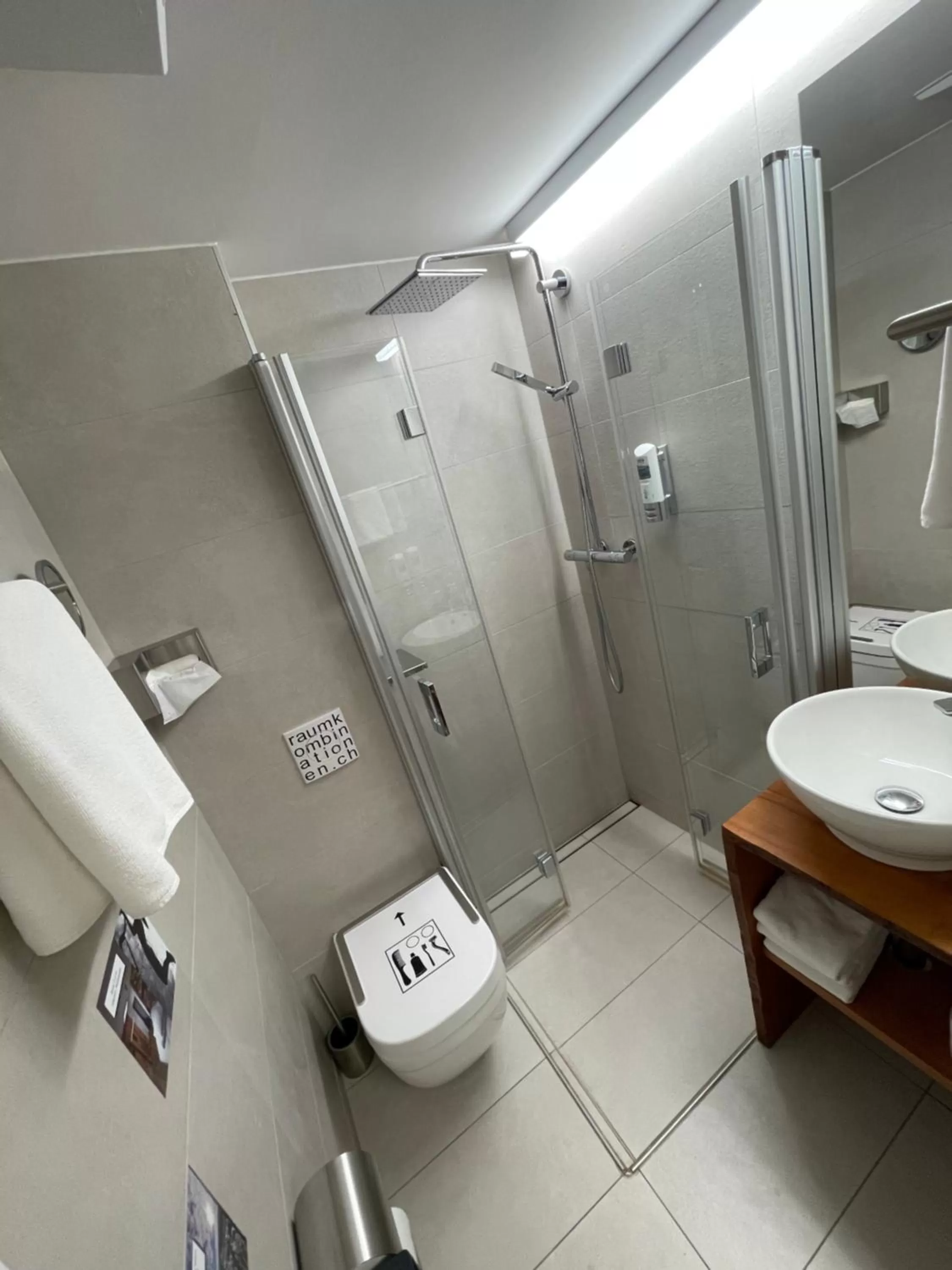 Shower in Boutique Hotel BS16 before Bern City Parking gratis