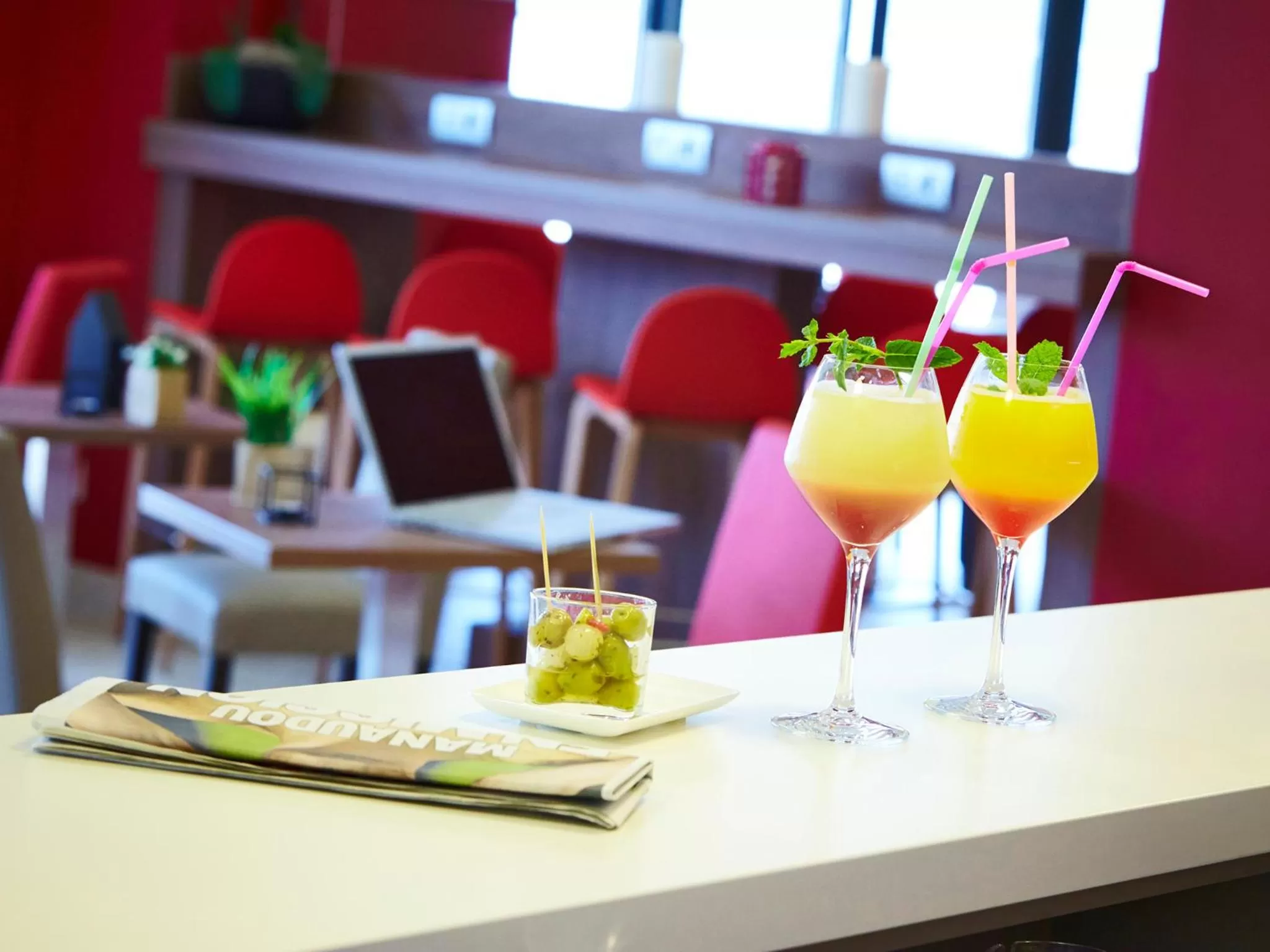 Lounge or bar in Campanile Ales Centre - Cévennes