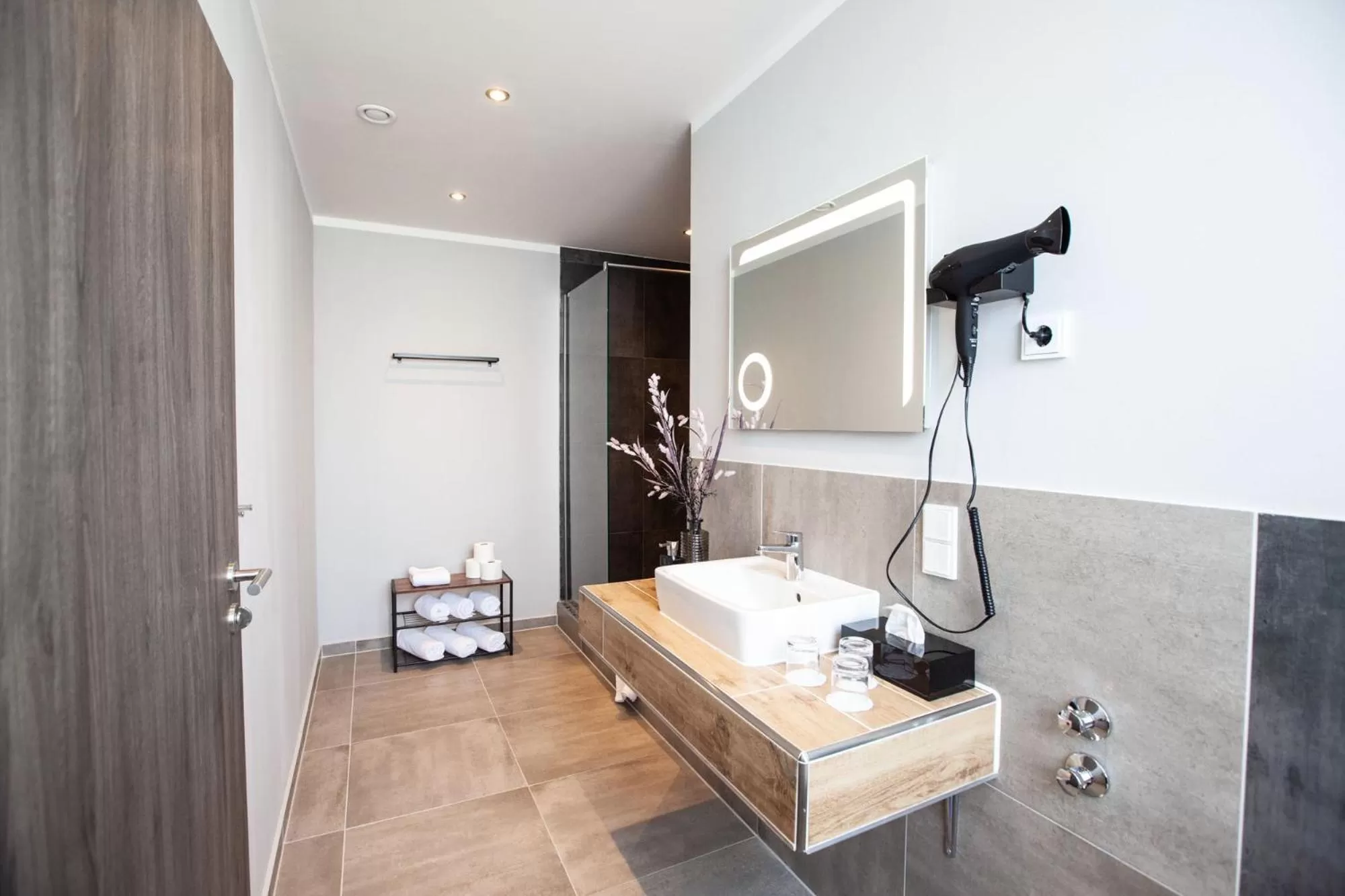 Bathroom in Elens Hotel