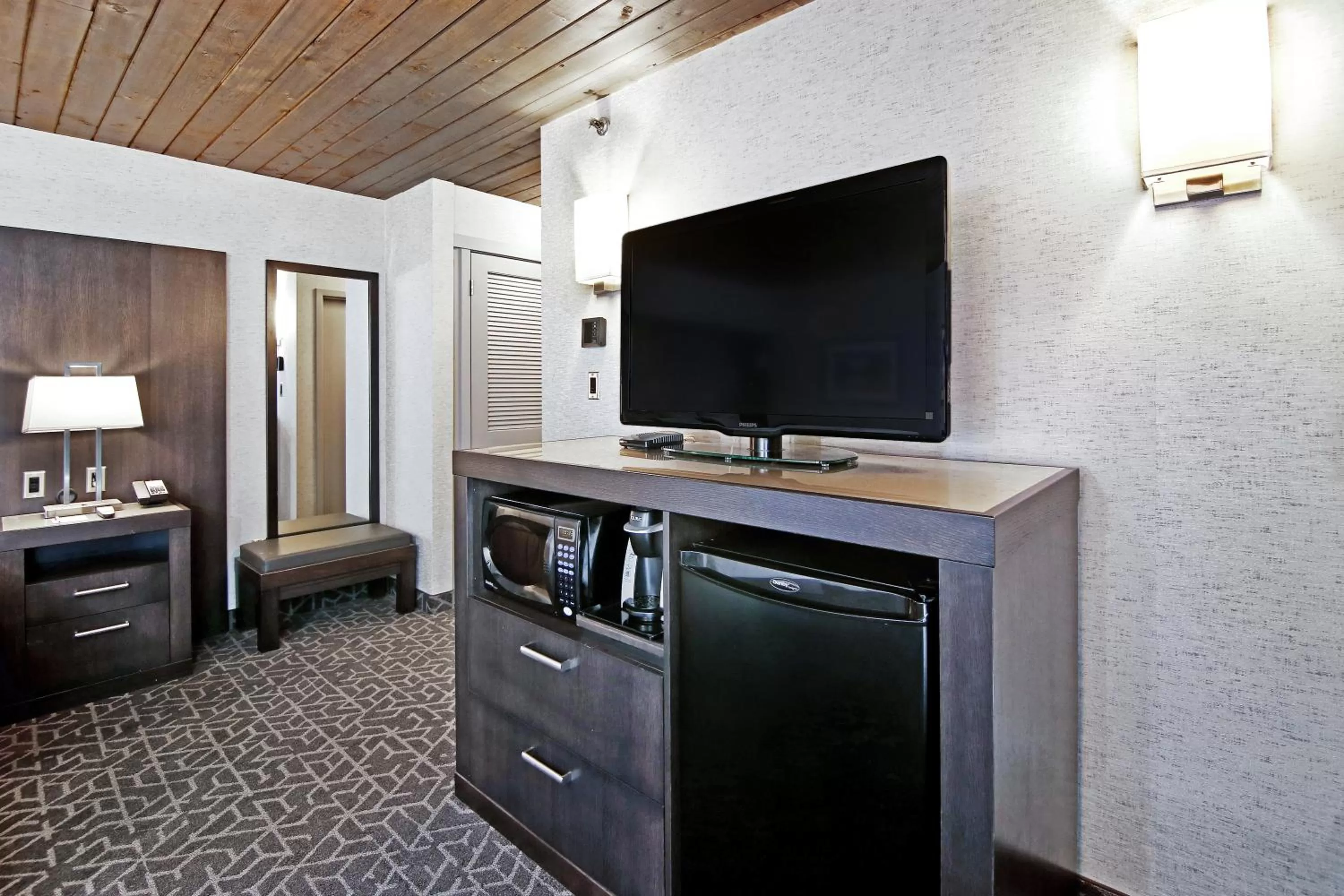 TV and multimedia in Best Western Plus Banff International Lodge