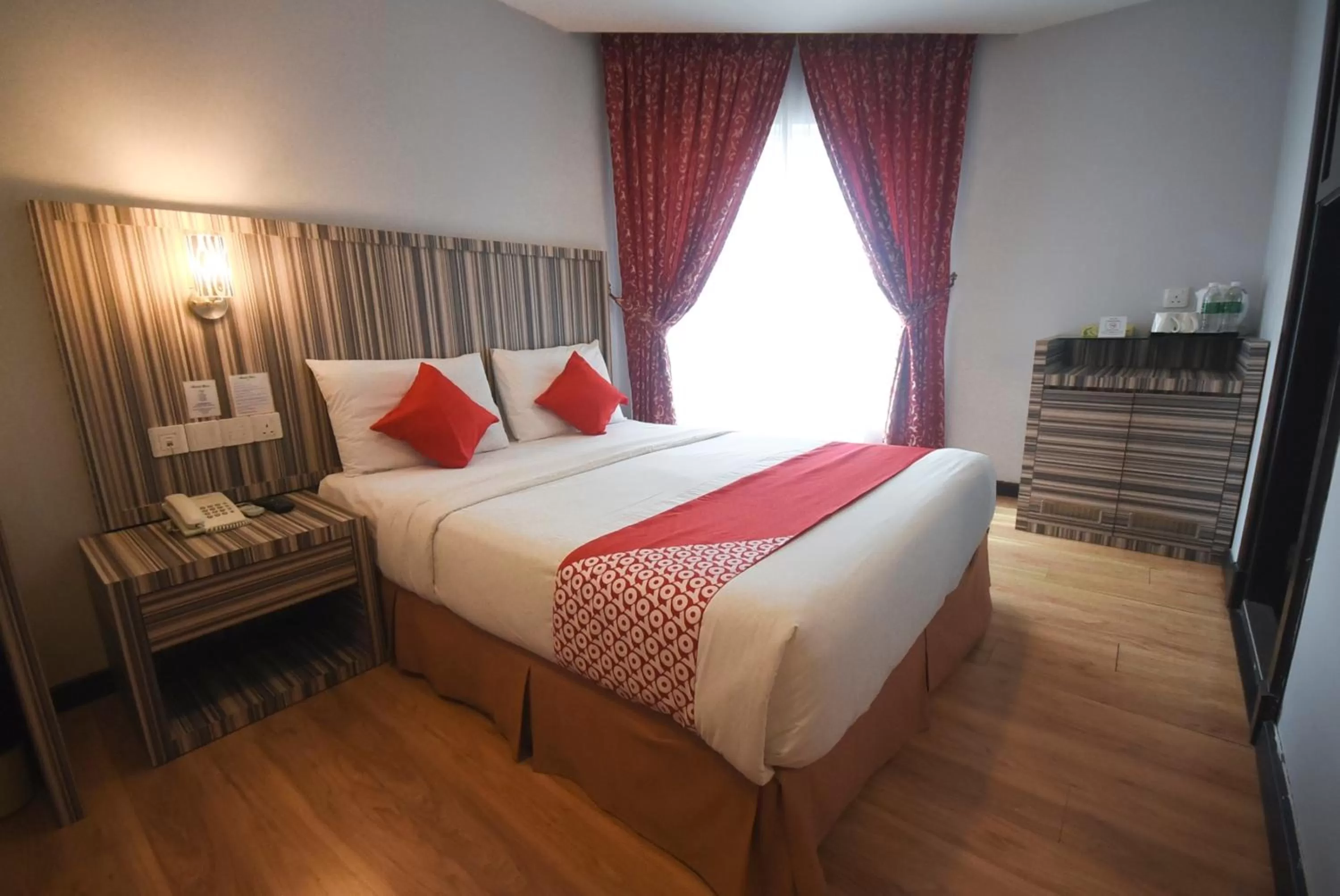 Deluxe Queen Room in Super OYO 985 Hotel Nur