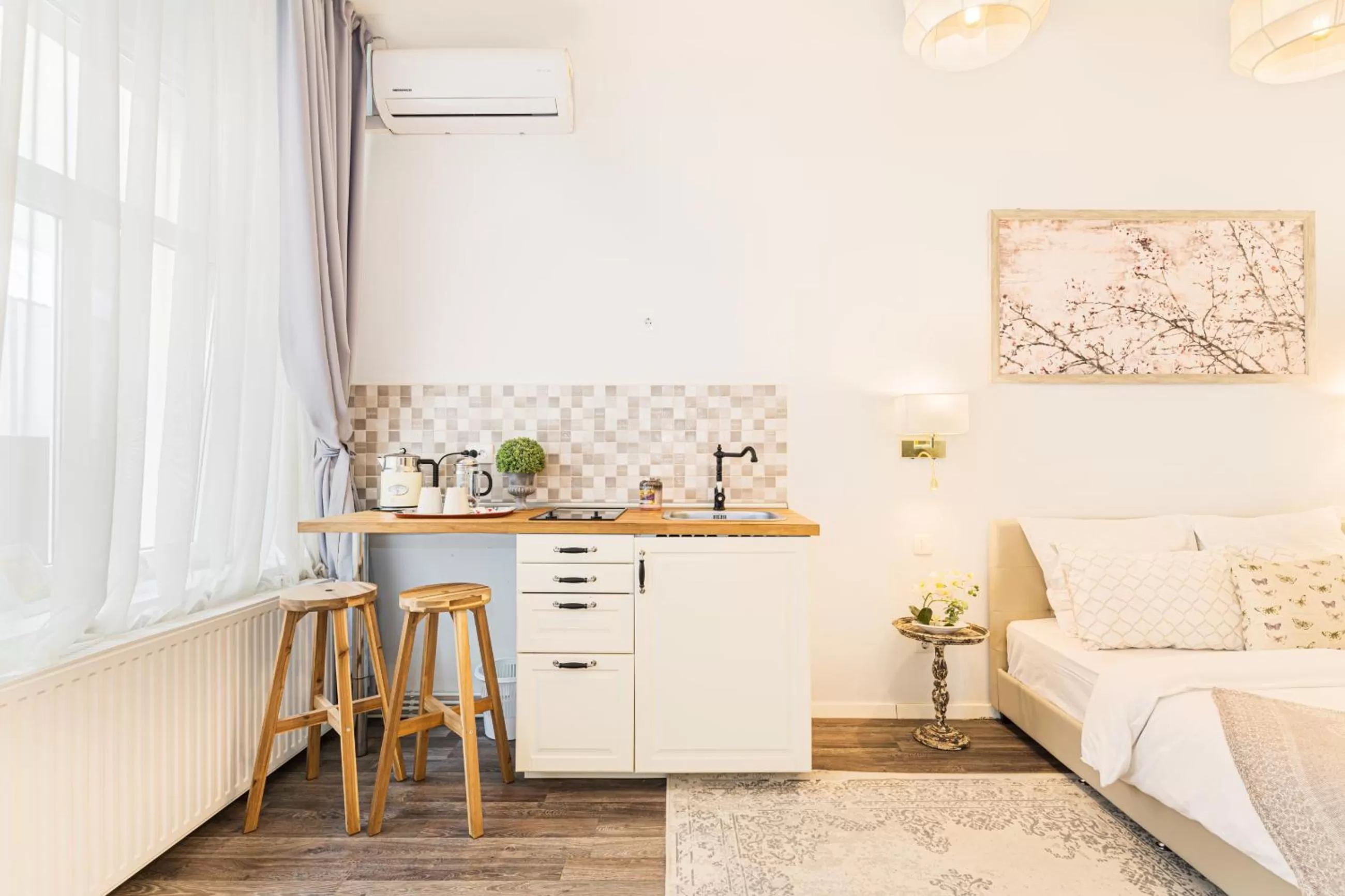 Bed, Kitchen/Kitchenette in ALBERT RESIDENCE with PARKING