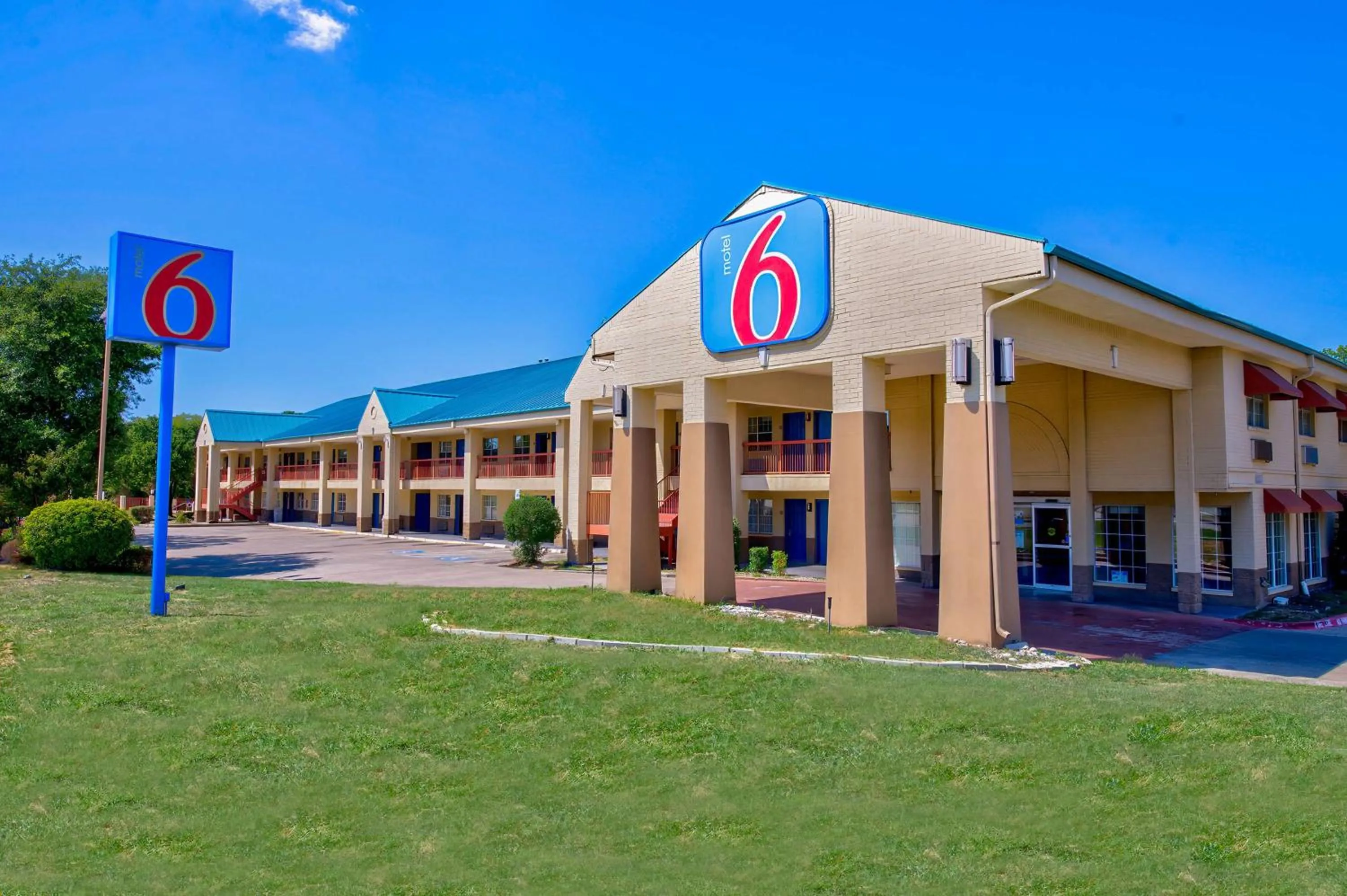 Property building in Motel 6-Arlington, TX