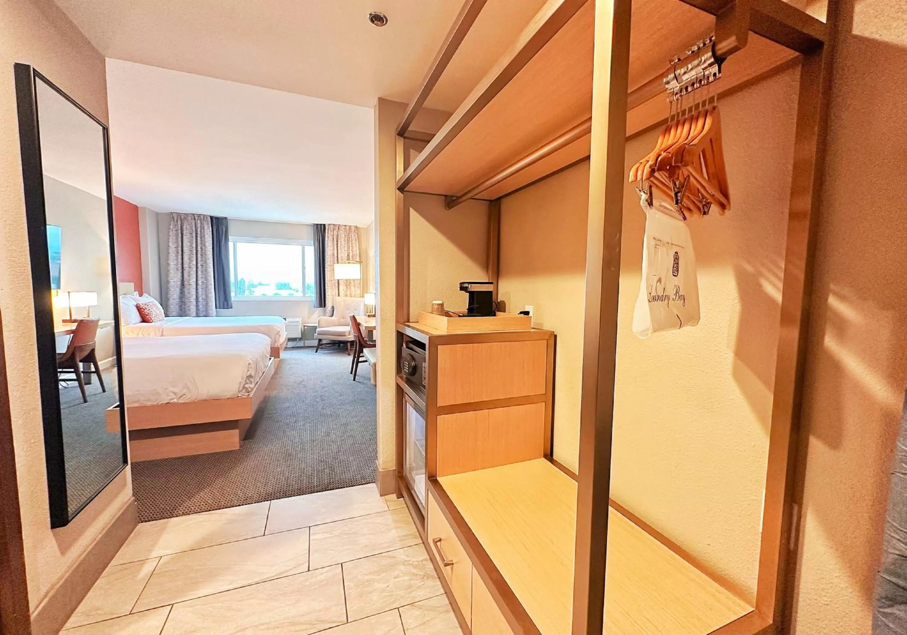 wardrobe, Bed in Lincoln Hotel Monterey Park Los Angeles